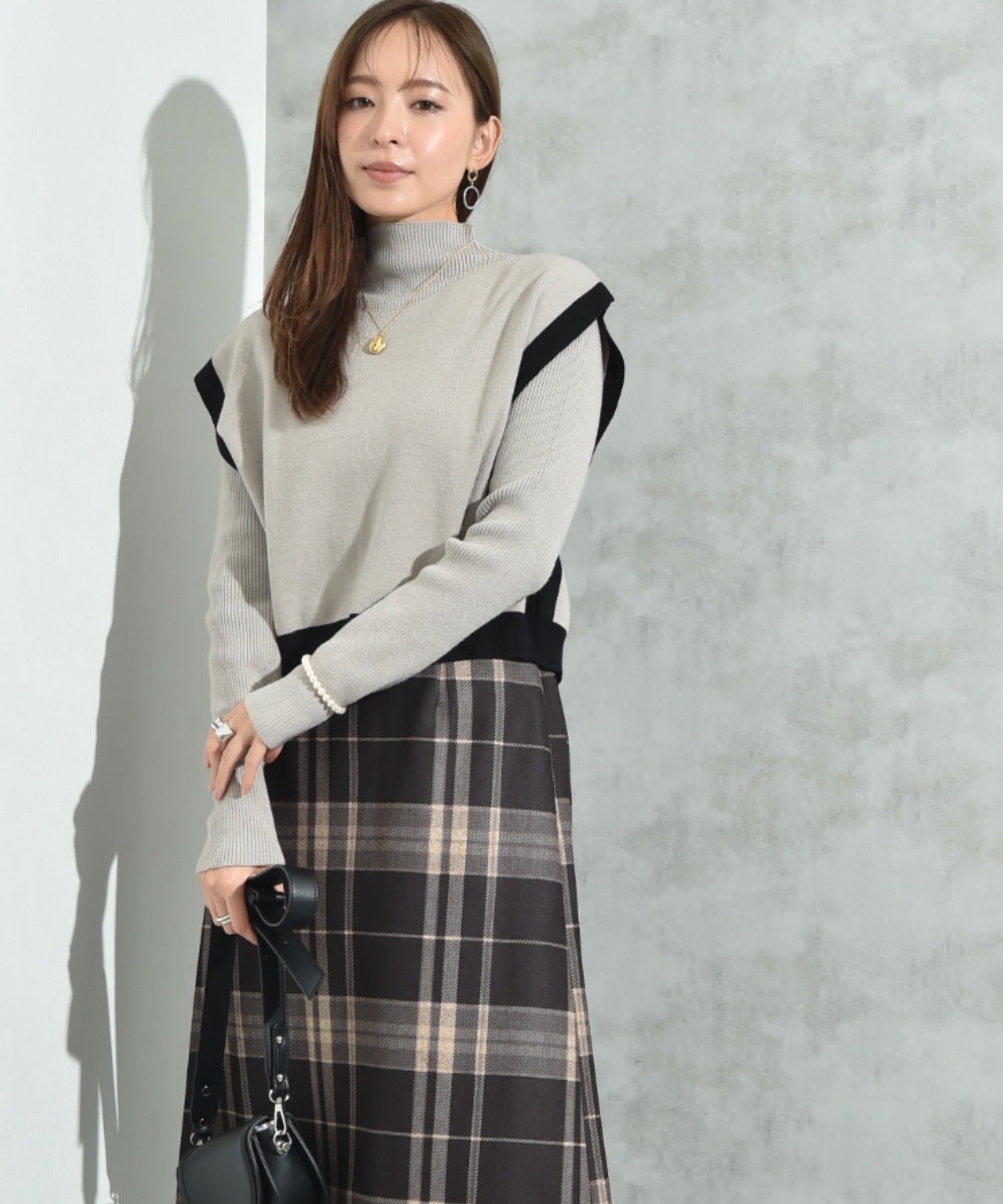 インタープラネット INTERPLANET 配色ポンチョ風ニットアンサンブル （配色 グレージュ） 配色 グレージュ