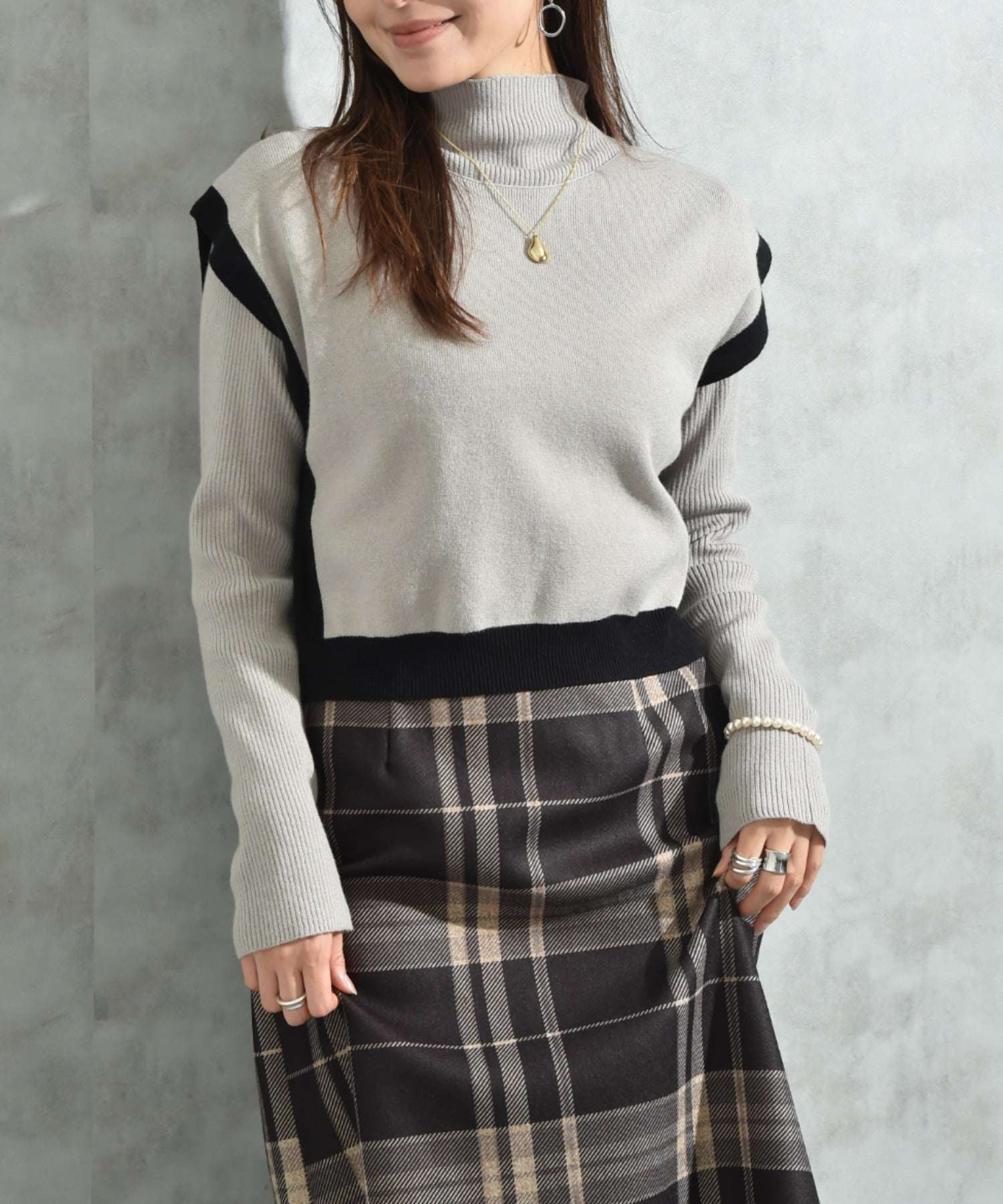 インタープラネット INTERPLANET 配色ポンチョ風ニットアンサンブル （配色 グレージュ） 配色 グレージュ