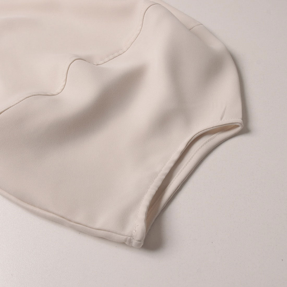 インタープラネット INTERPLANET ダブルバックサテン袖ボリュームブラウス （ブラック） ブラック