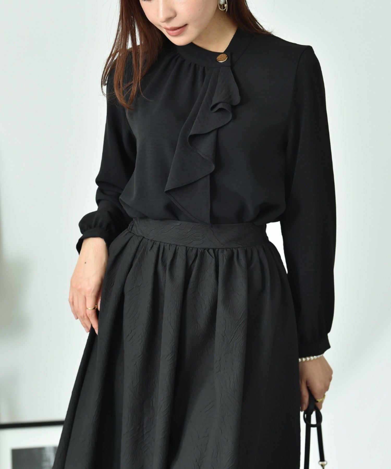 インタープラネット INTERPLANET ポーラゴールド釦ラッフル衿ブラウス （ブラック） ブラック