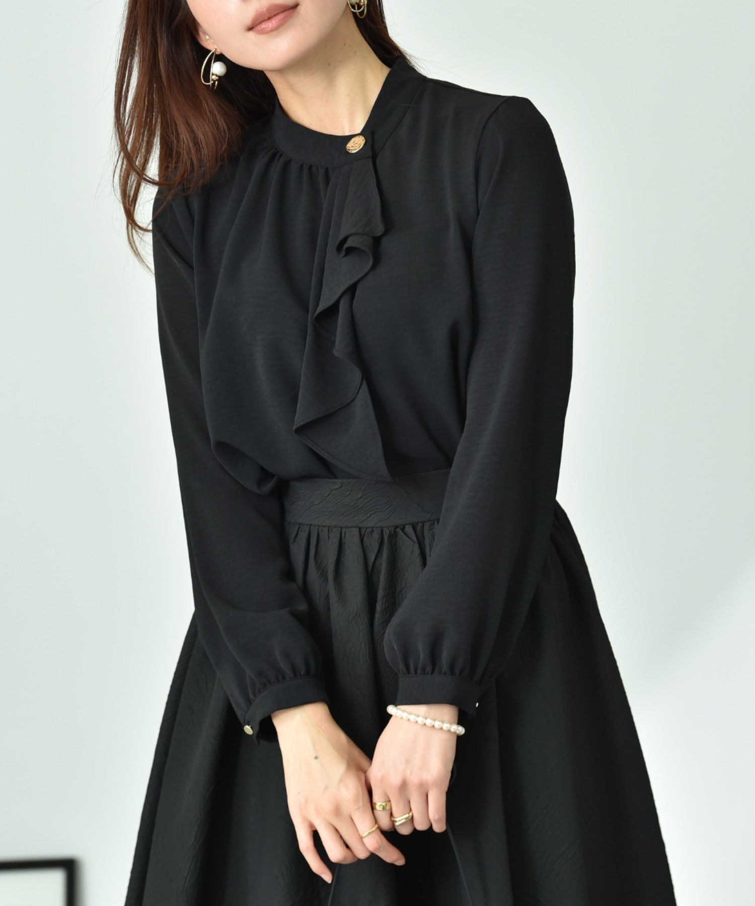 インタープラネット INTERPLANET ポーラゴールド釦ラッフル衿ブラウス （ブラック） ブラック