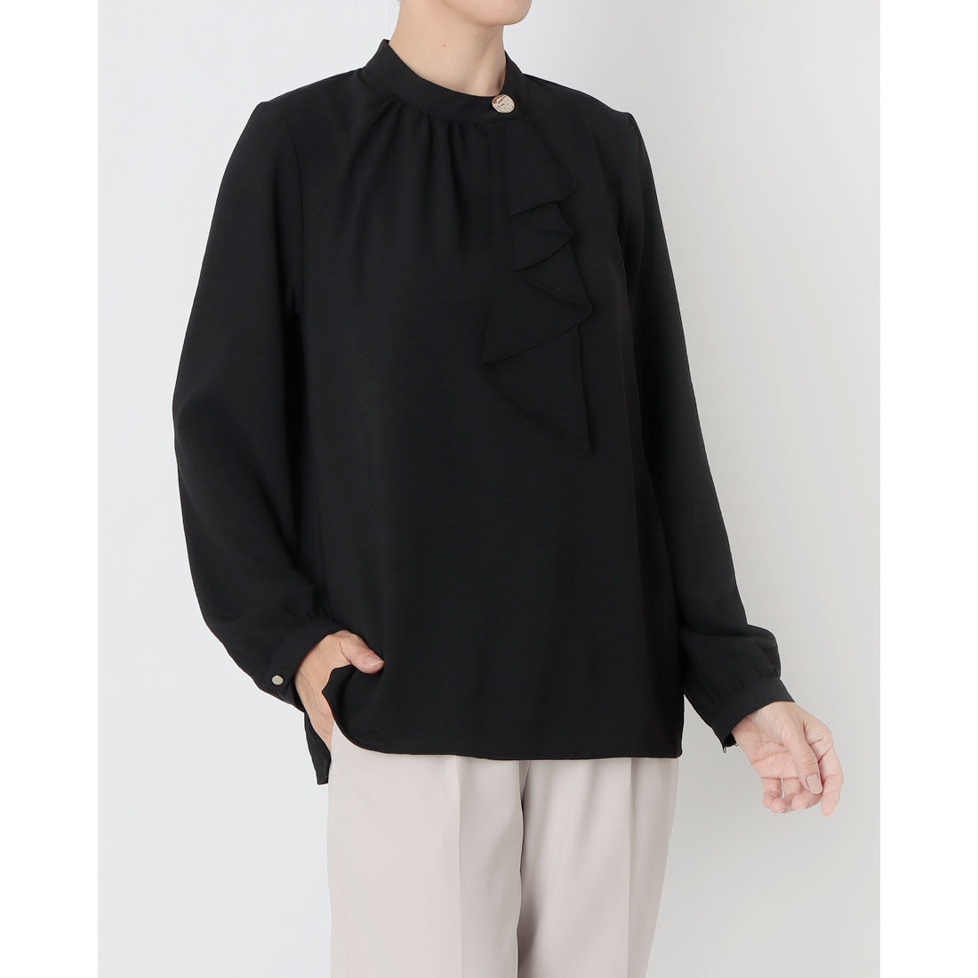 インタープラネット INTERPLANET ポーラゴールド釦ラッフル衿ブラウス （ブラック） ブラック