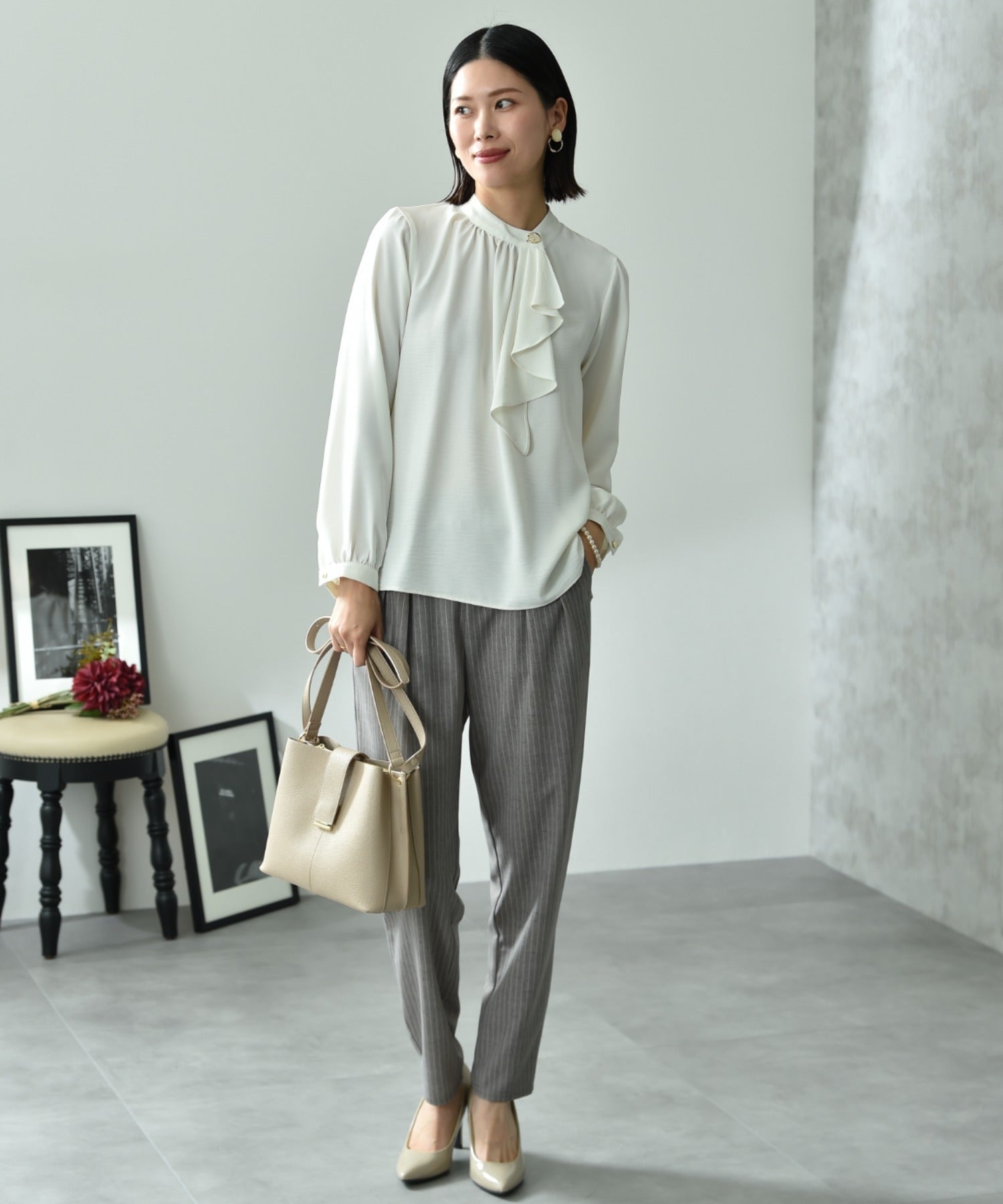 インタープラネット INTERPLANET ポーラゴールド釦ラッフル衿ブラウス （ブラック） ブラック