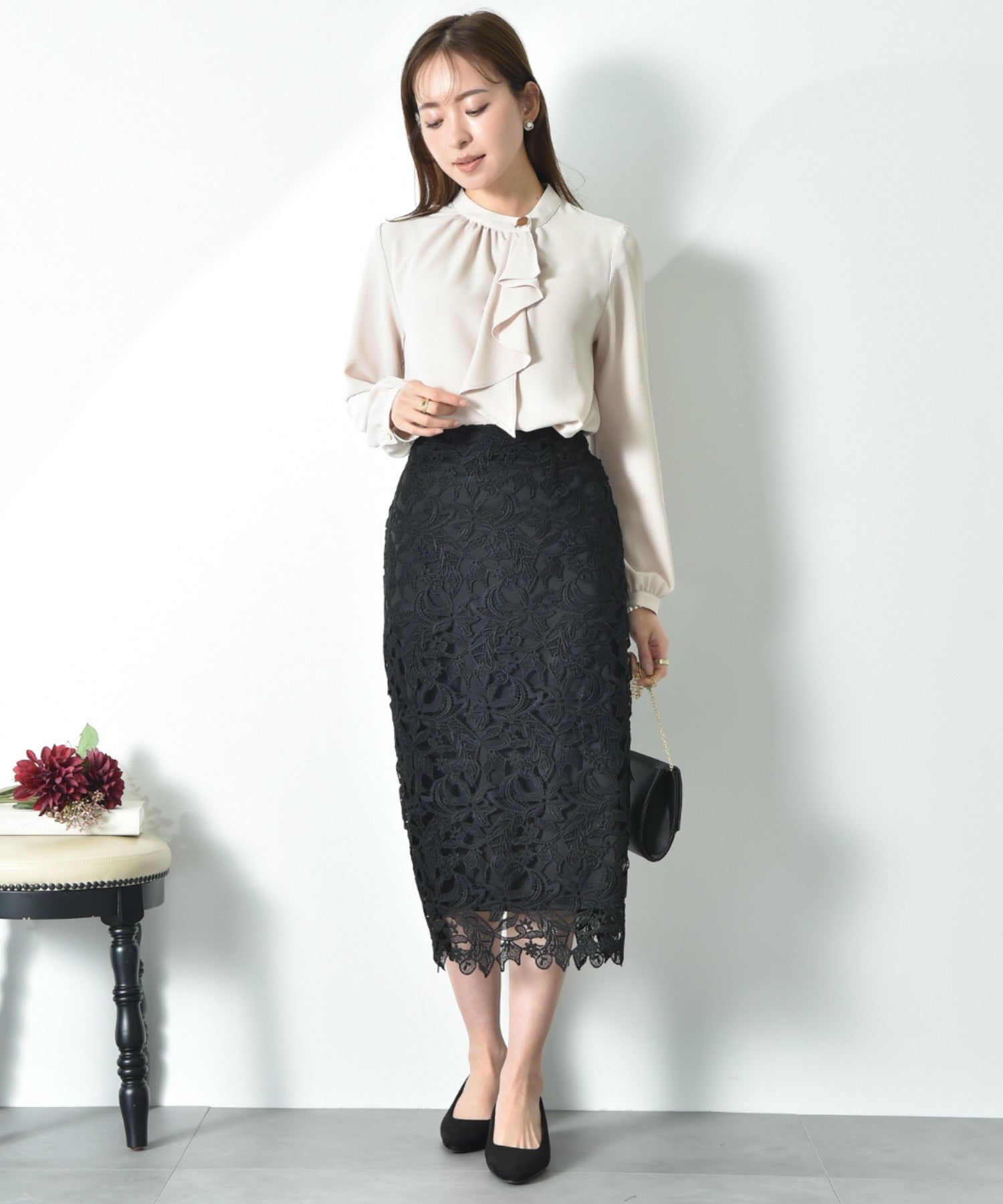 インタープラネット INTERPLANET ポーラゴールド釦ラッフル衿ブラウス （ブラック） ブラック