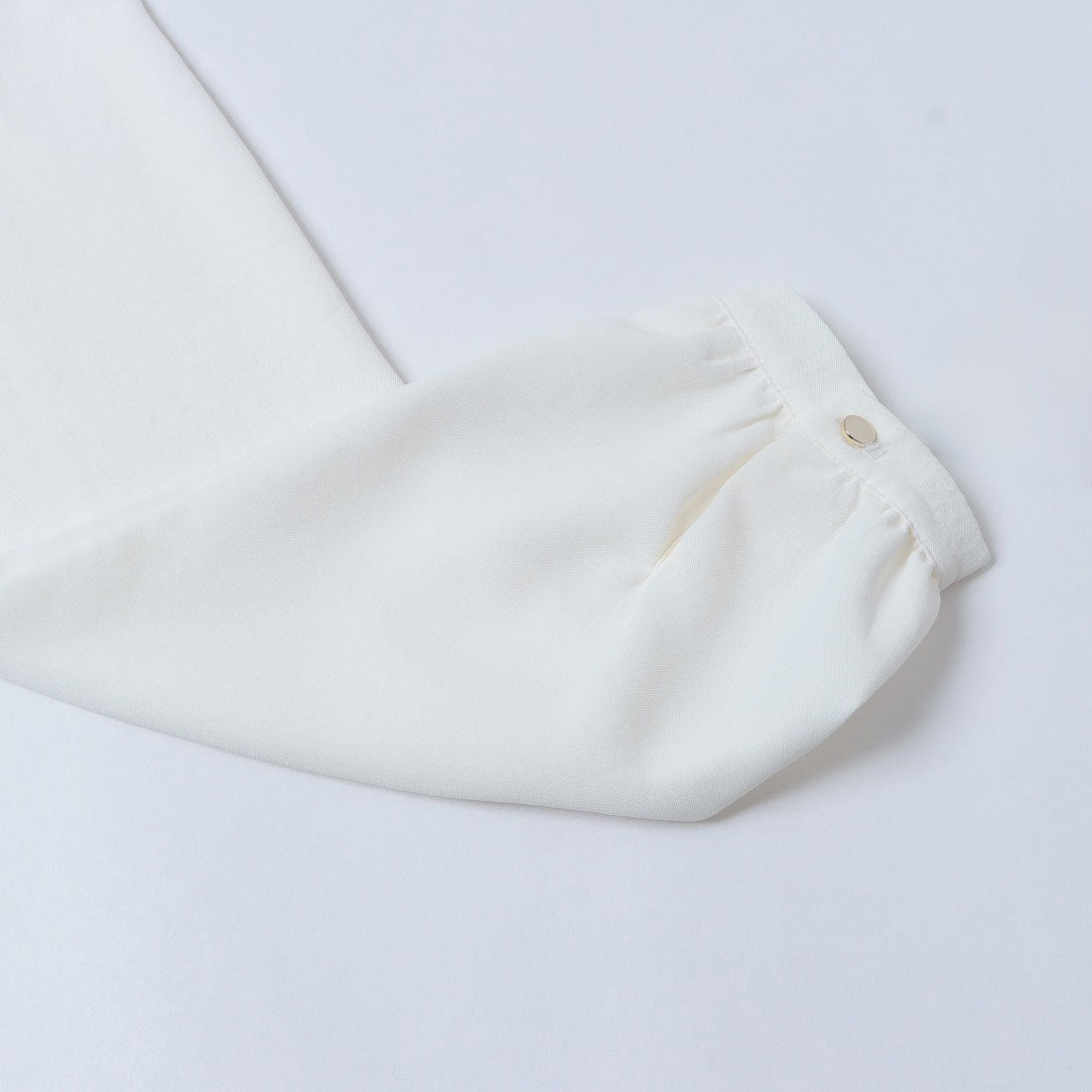 インタープラネット INTERPLANET ポーラゴールド釦ラッフル衿ブラウス （ブラック） ブラック