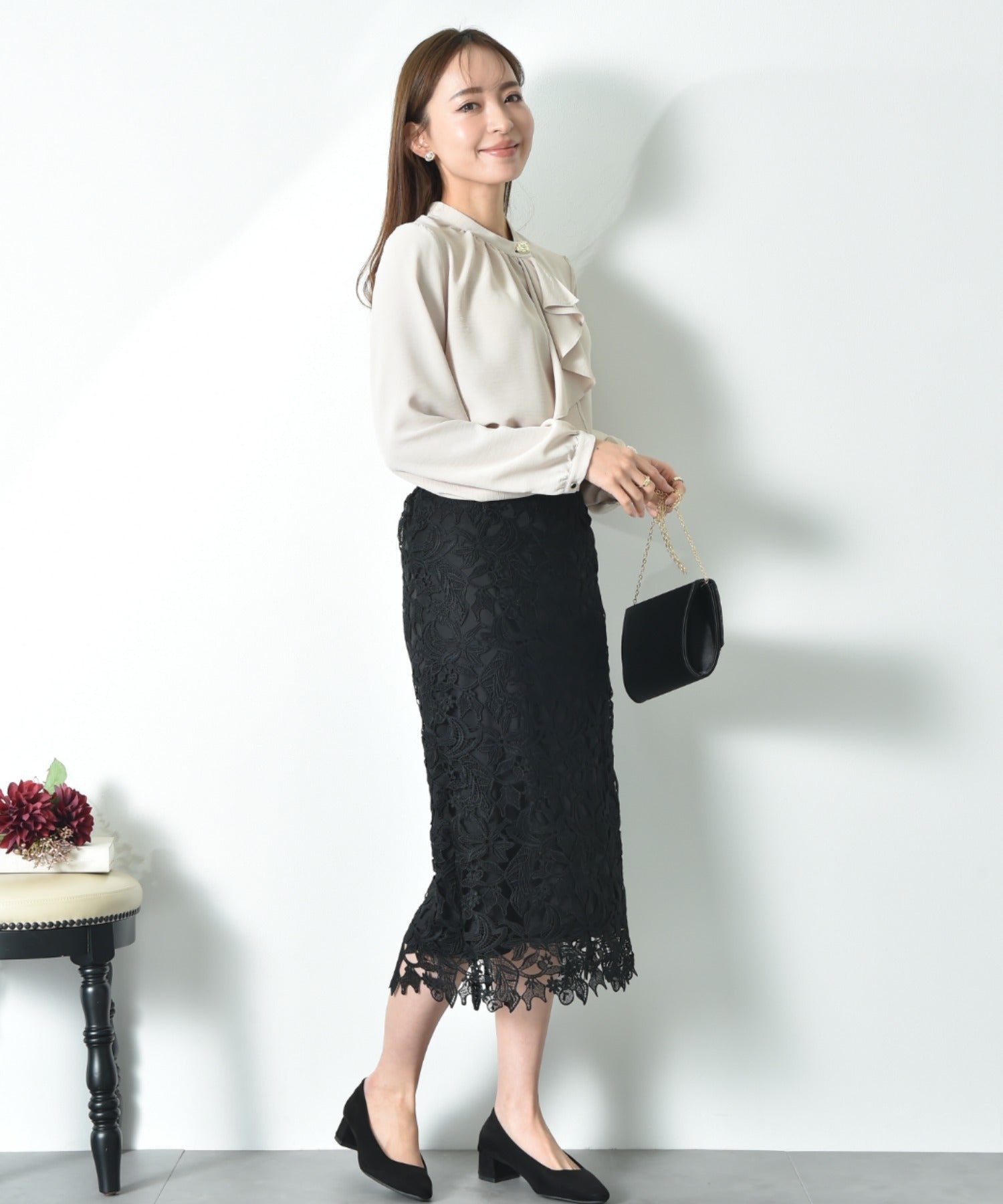 インタープラネット INTERPLANET ポーラゴールド釦ラッフル衿ブラウス （ブラック） ブラック