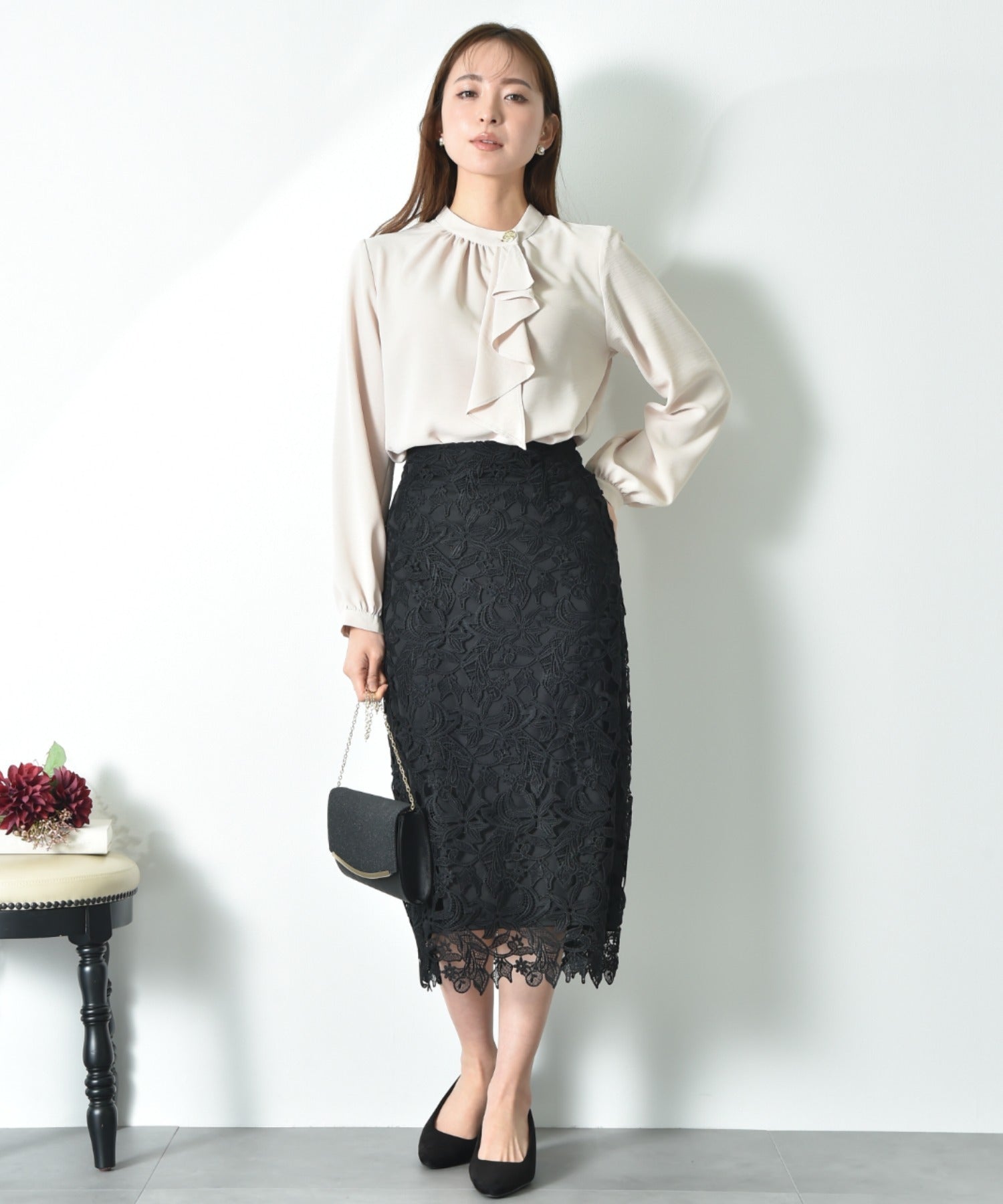 インタープラネット INTERPLANET ポーラゴールド釦ラッフル衿ブラウス （ブラック） ブラック