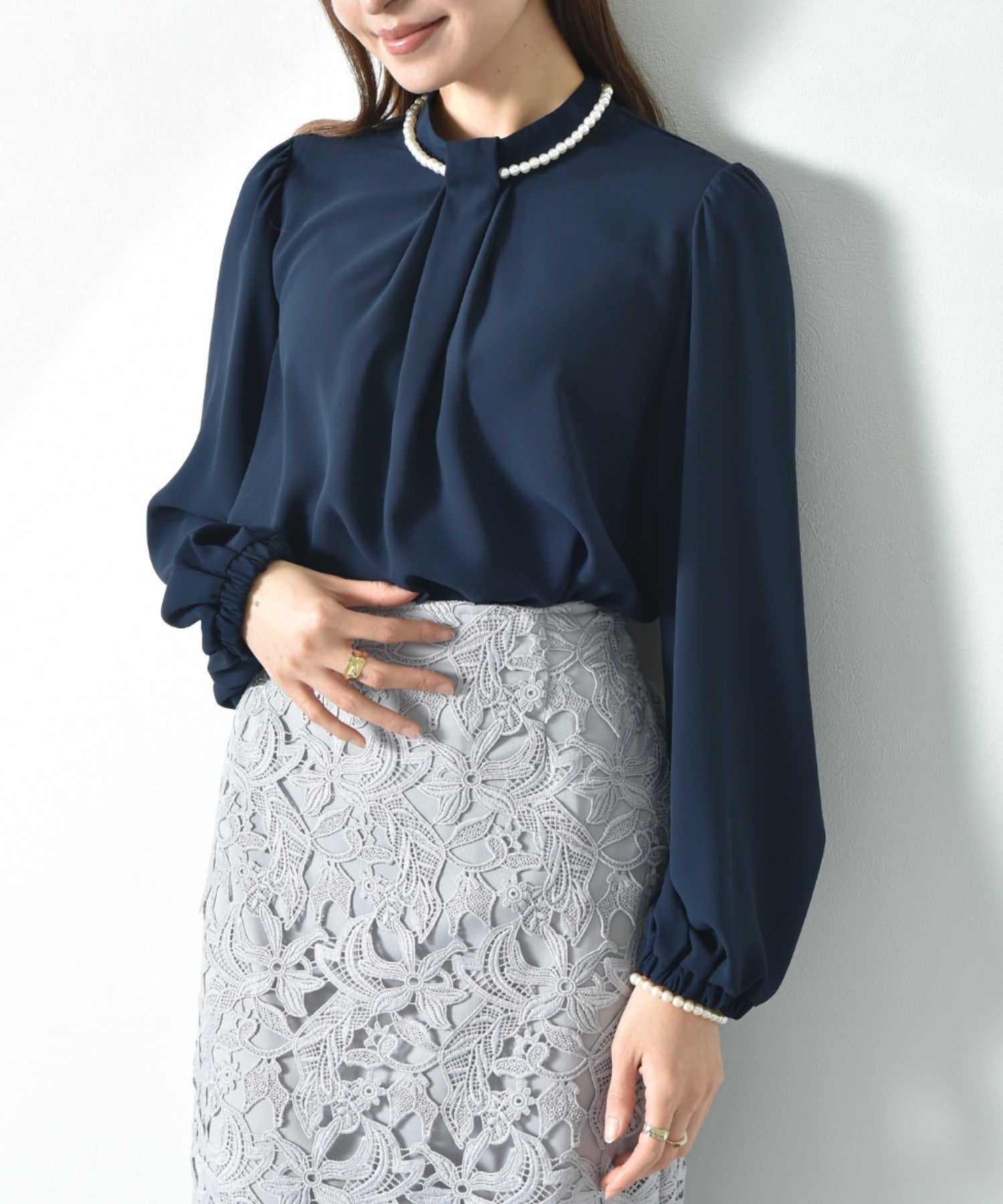 インタープラネット INTERPLANET バックサテンジョーゼットパールネックレス付ブラウス （ネイビー） ネイビー