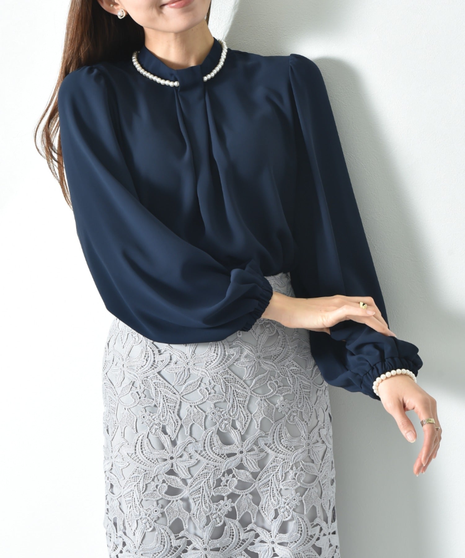 インタープラネット INTERPLANET バックサテンジョーゼットパールネックレス付ブラウス （ネイビー） ネイビー