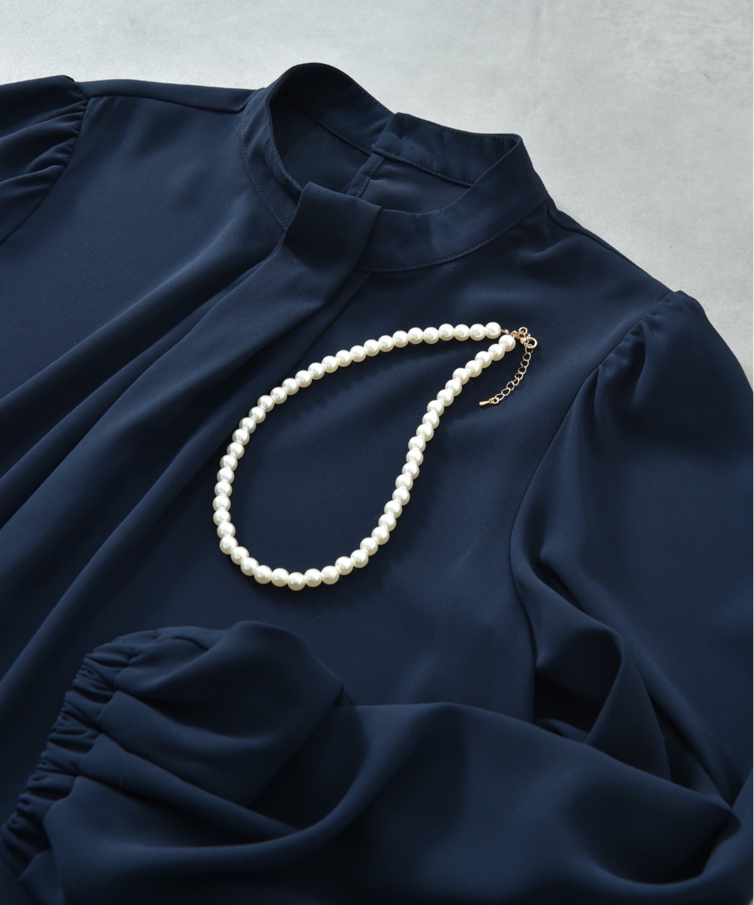 インタープラネット INTERPLANET バックサテンジョーゼットパールネックレス付ブラウス （ネイビー） ネイビー