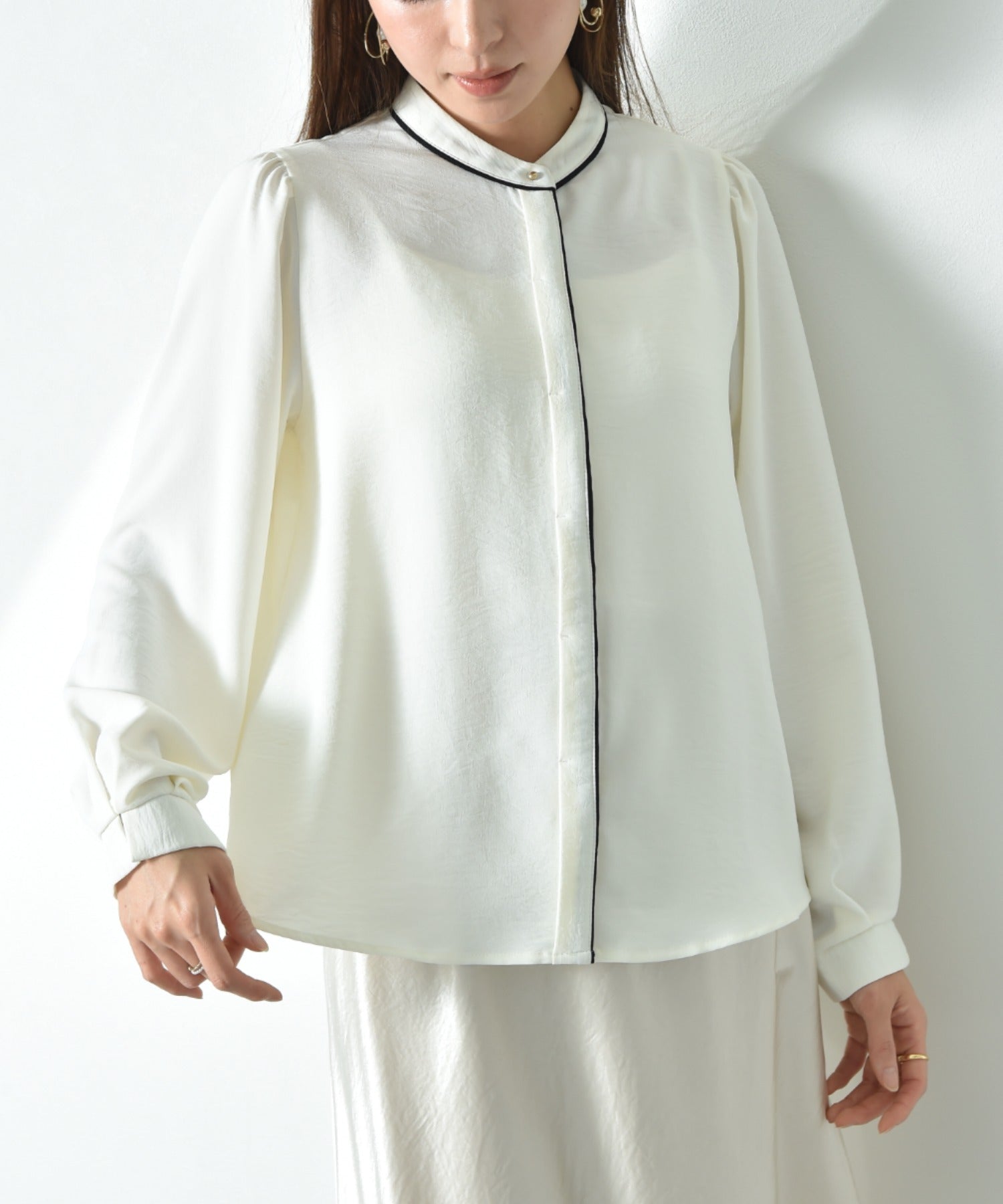 インタープラネット INTERPLANET ポーラ配色ゴールドピンブラウス （ベージュ） ベージュ