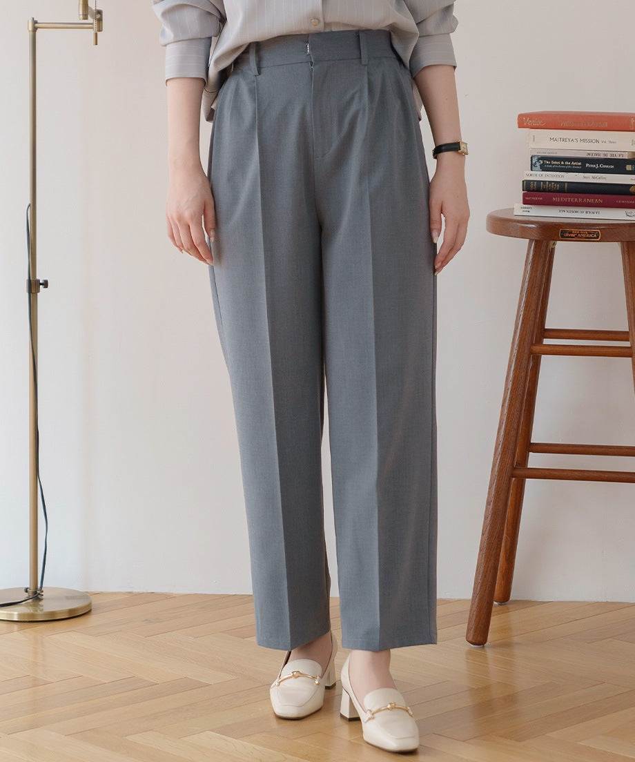 イズアミュレット is amulet. タックパンツ