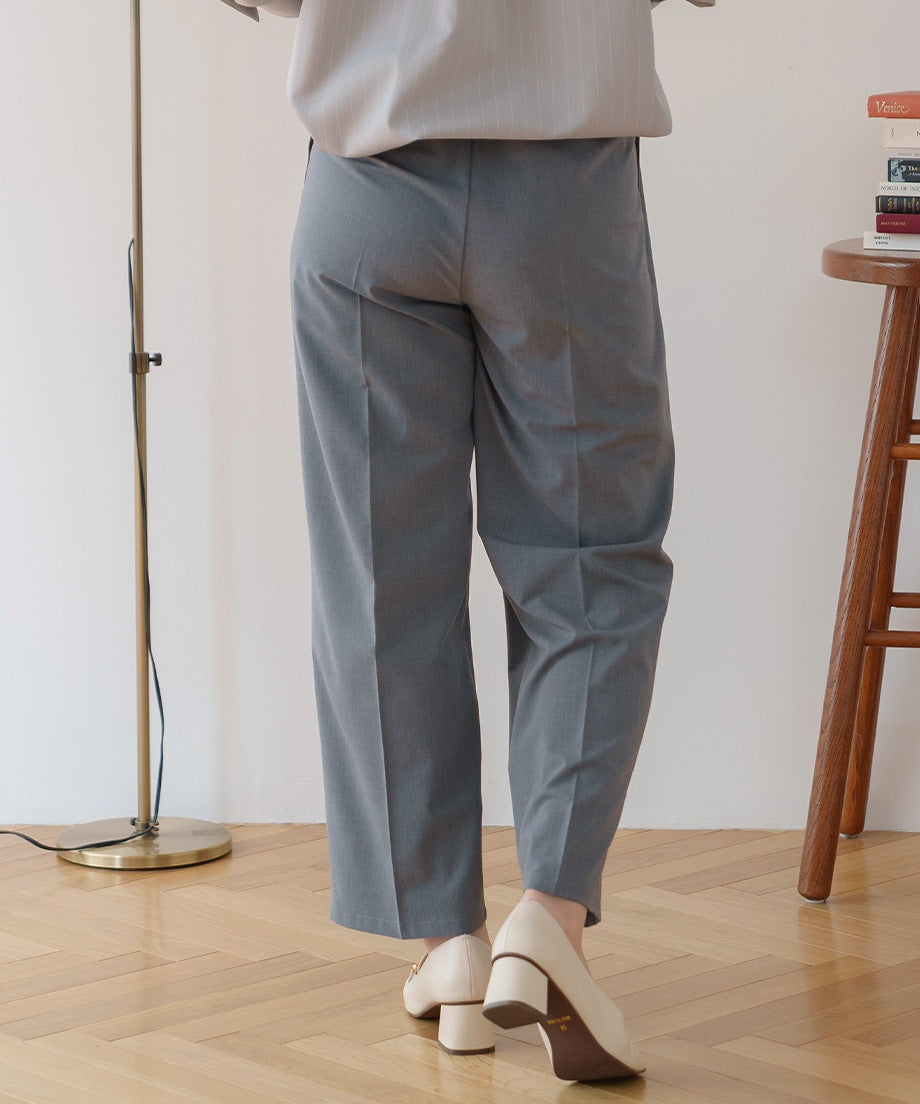 イズアミュレット is amulet. タックパンツ