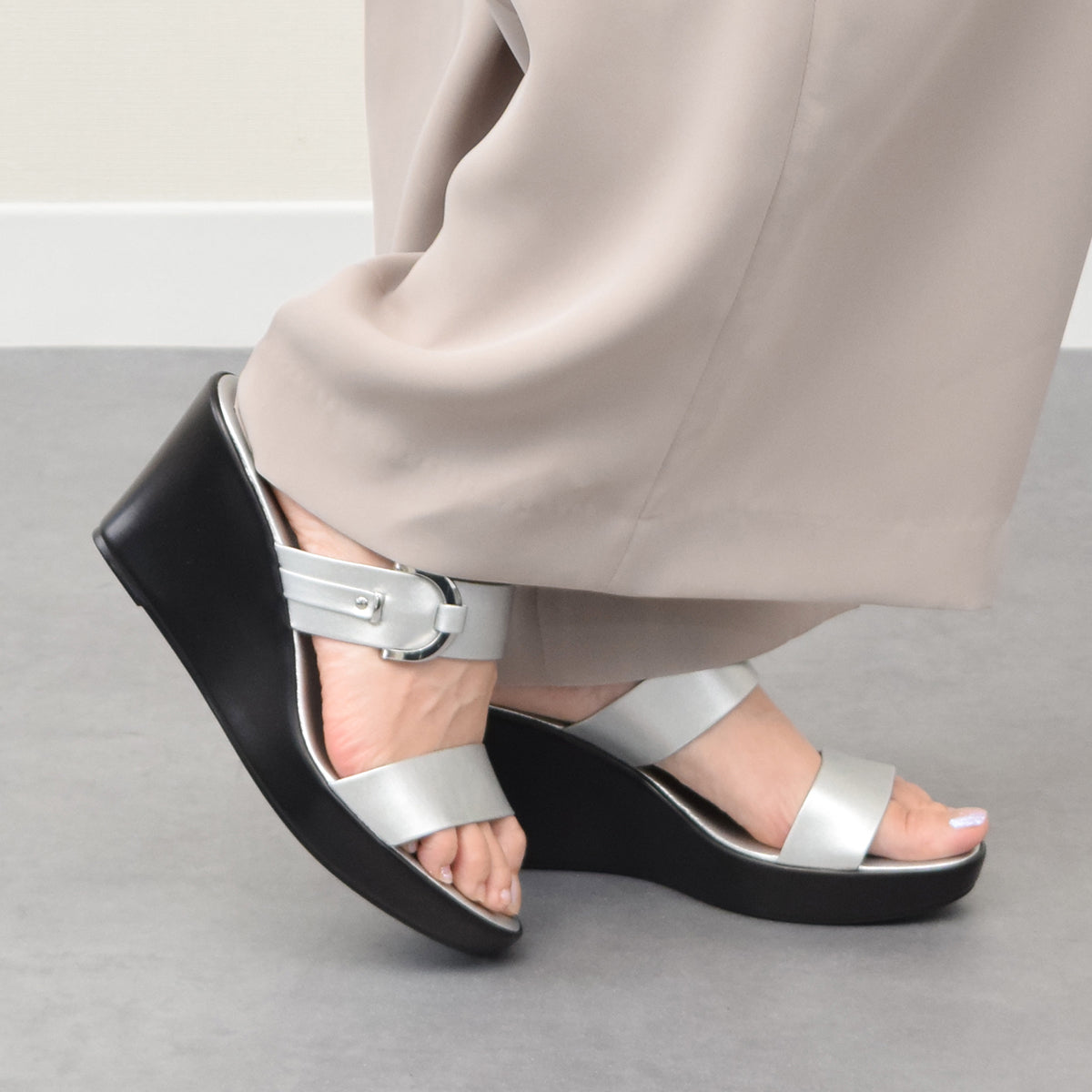 イタリアンシューメーカーズ ITALIAN SHOEMAKERS 厚底ダブルストラップウェッジサンダル （シルバー） シルバー