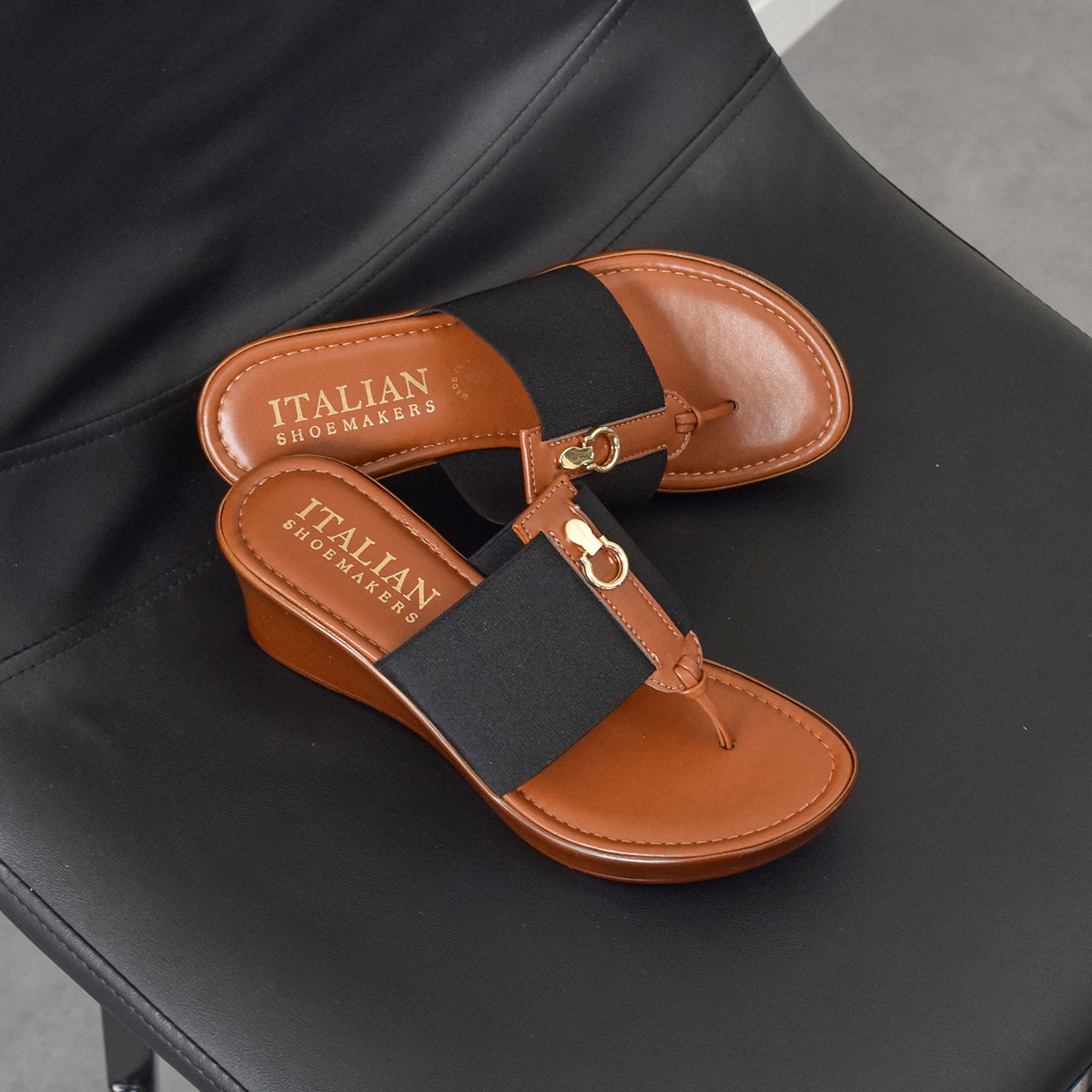 イタリアンシューメーカーズ ITALIAN SHOEMAKERS メタルモチーフウェッジヒールサンダル （ブラック） ブラック