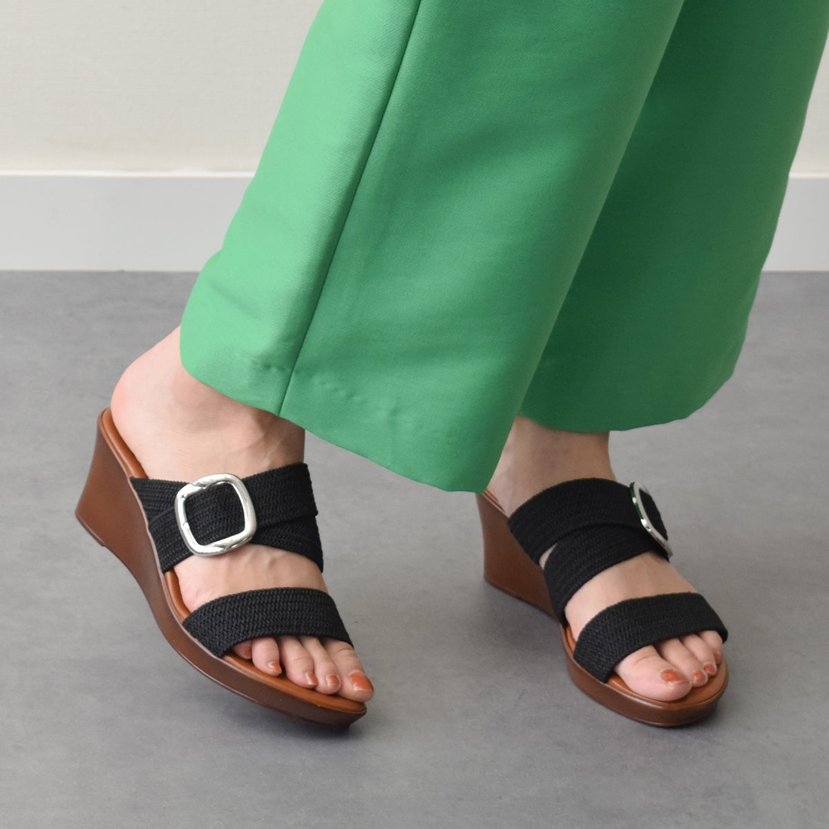 イタリアンシューメーカーズ ITALIAN SHOEMAKERS ビッグバックルウェッジミュールサンダル （ブラック） ブラック