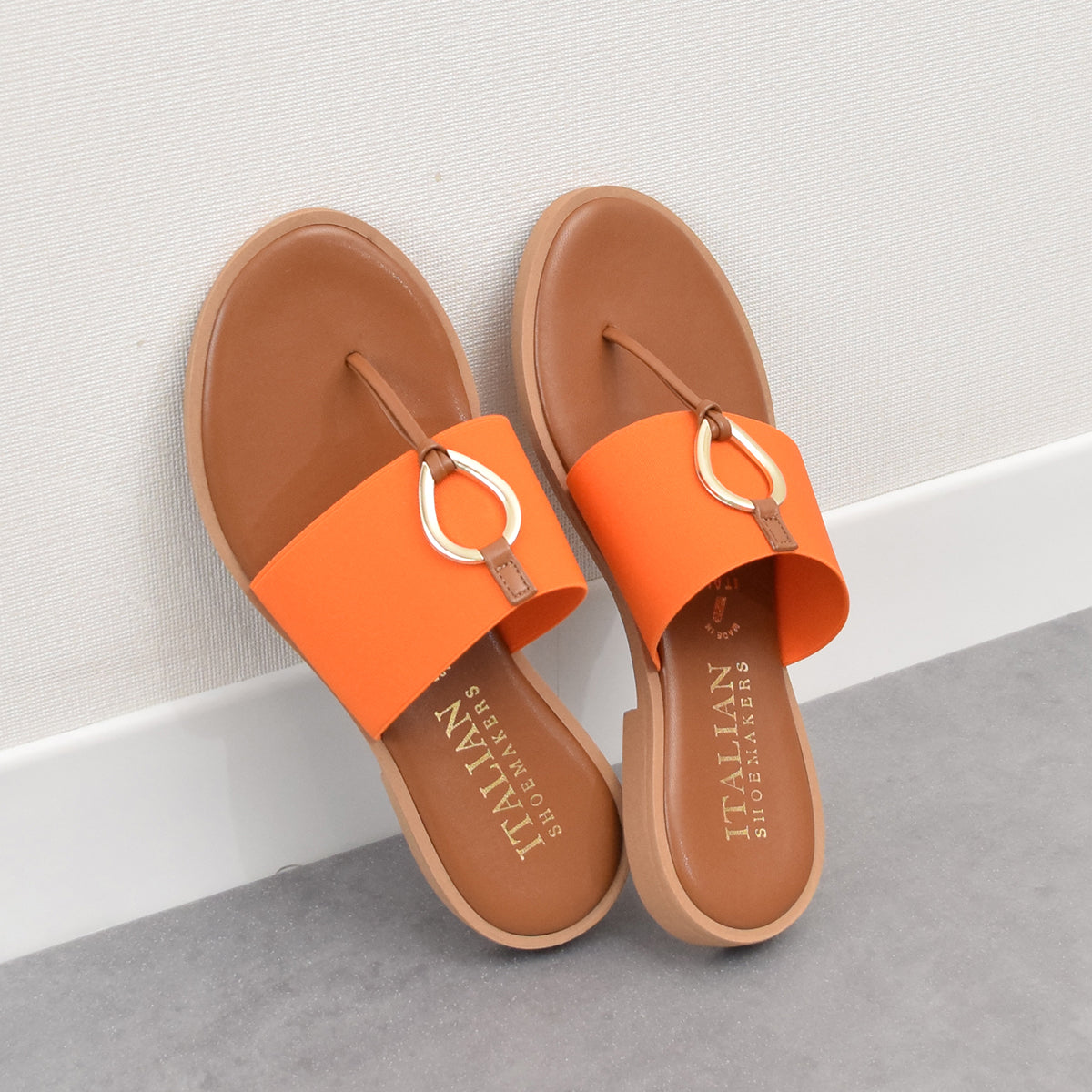 イタリアンシューメーカーズ ITALIAN SHOEMAKERS メタルモチーフトングサンダル （オレンジ雑材） オレンジ雑材