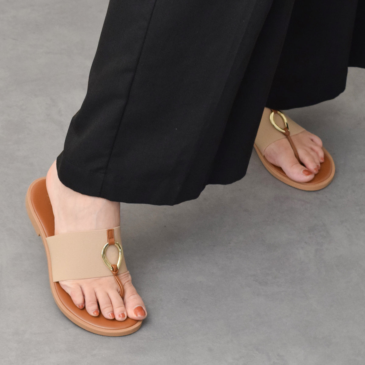 イタリアンシューメーカーズ ITALIAN SHOEMAKERS メタルモチーフトングサンダル （ライトベージュ雑材） ライトベージュ雑材