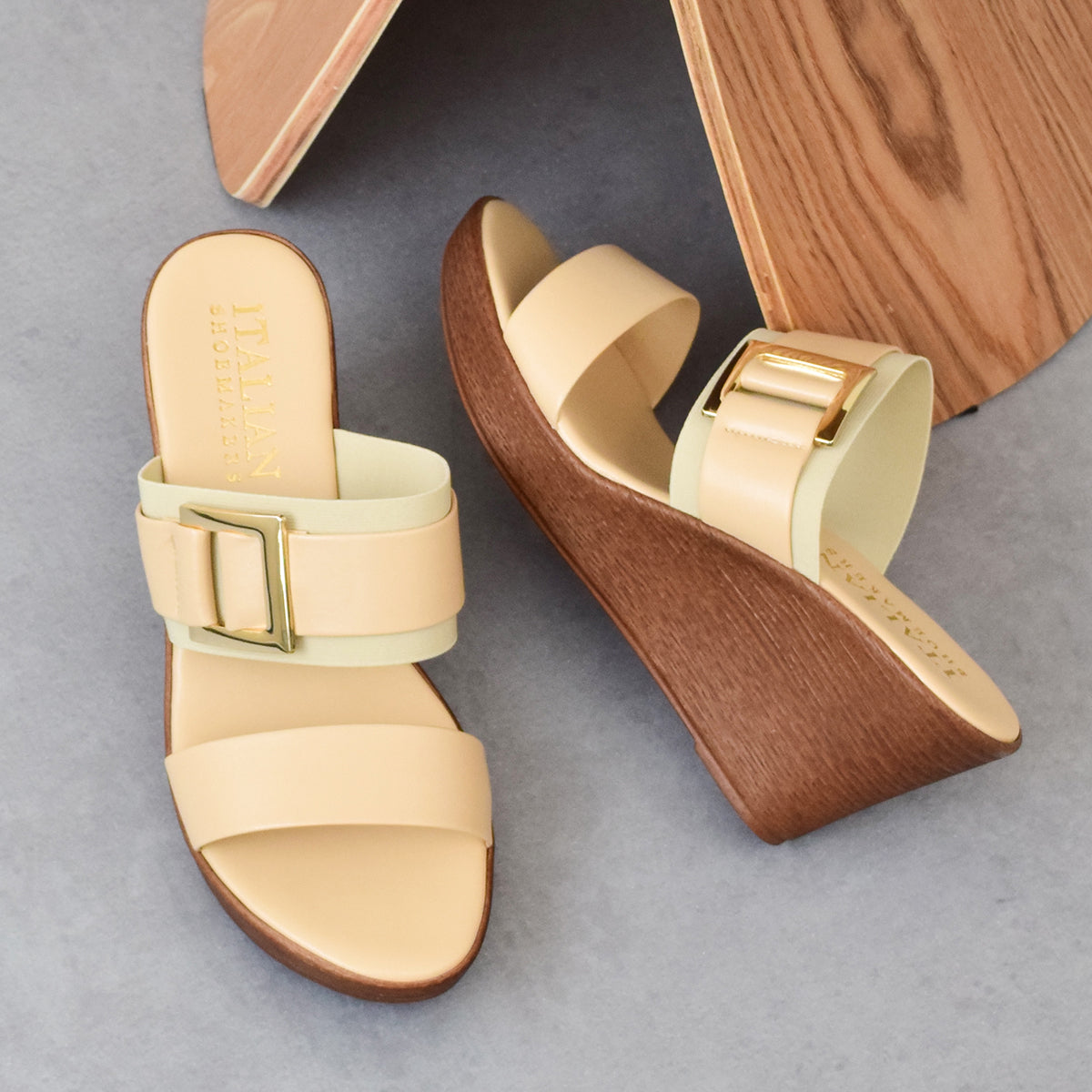 イタリアンシューメーカーズ ITALIAN SHOEMAKERS スクエアメタルウェッジヒールミュール （ベージュ） ベージュ