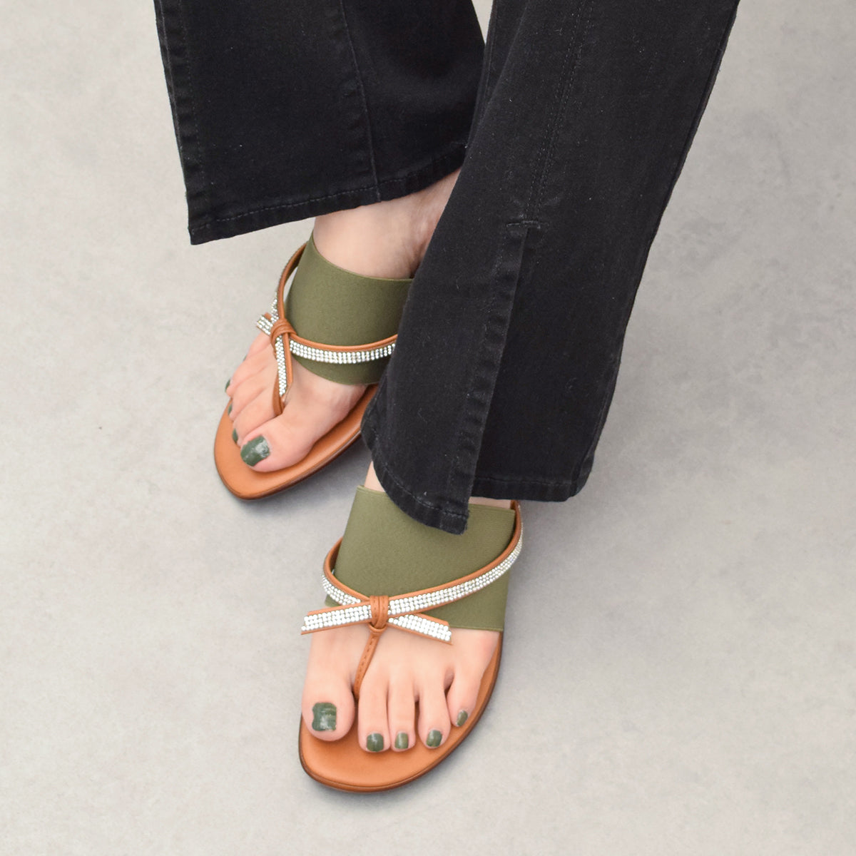 イタリアンシューメーカーズ ITALIAN SHOEMAKERS ビジューストラップトングサンダル （カーキ） カーキ
