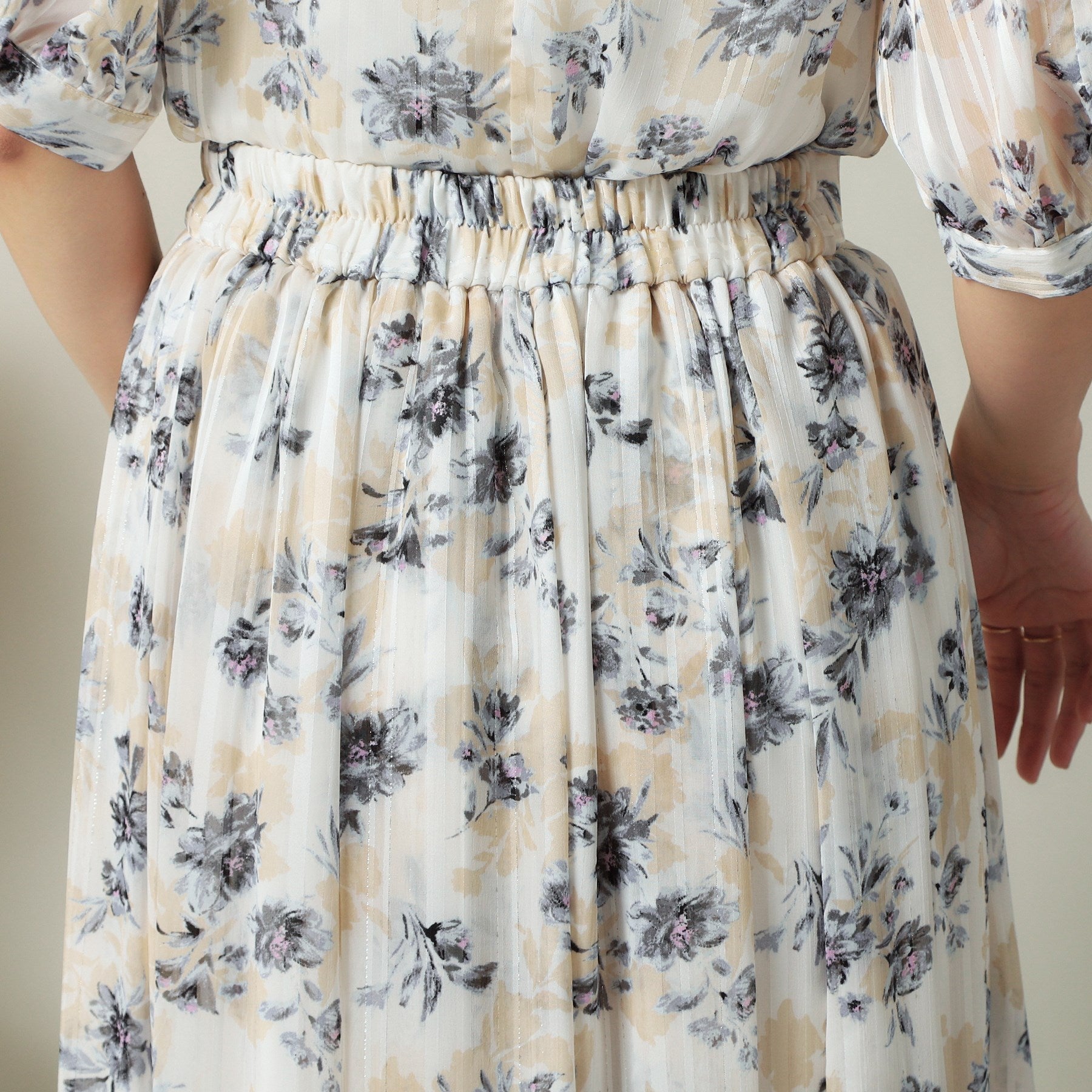 イッツデモ ITS'DEMO 【ウエストゴム／手洗い可】ラメストライプ花柄スカート （オフホワイト(103)） オフホワイト(103)