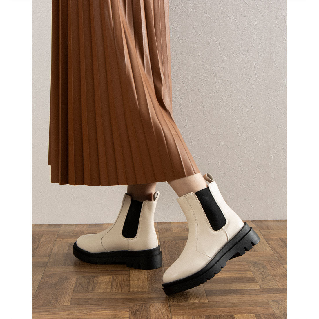 ITALICO loose faux leather side gore boots