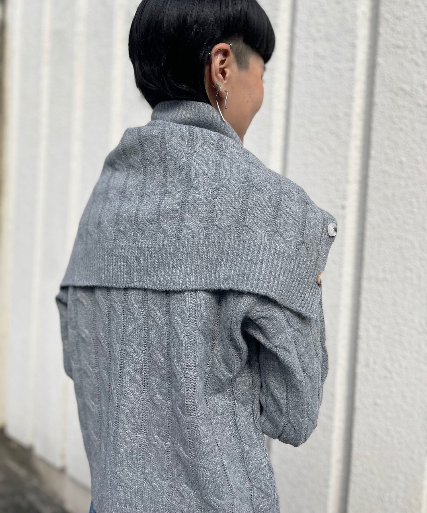 珠寶的珠寶電纜針織套與頸部變暖