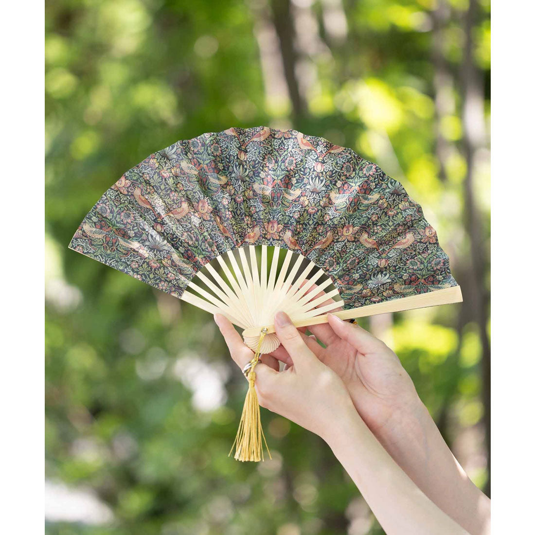 ジュビリー Jubilee ウィリアムモリス柄 木製 洋柄 紙扇子 タッセル付 （その他1） その他1