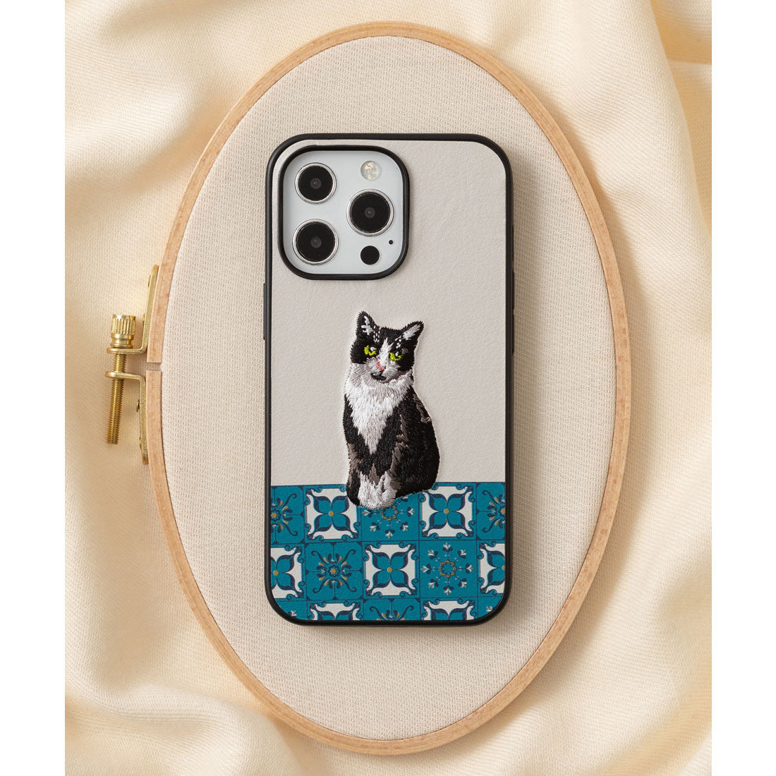 ジュビリー Jubilee 立体刺繍スマホケース iPhone PUレザー【6/7/SE/12/12pro/13/13pro 対応】