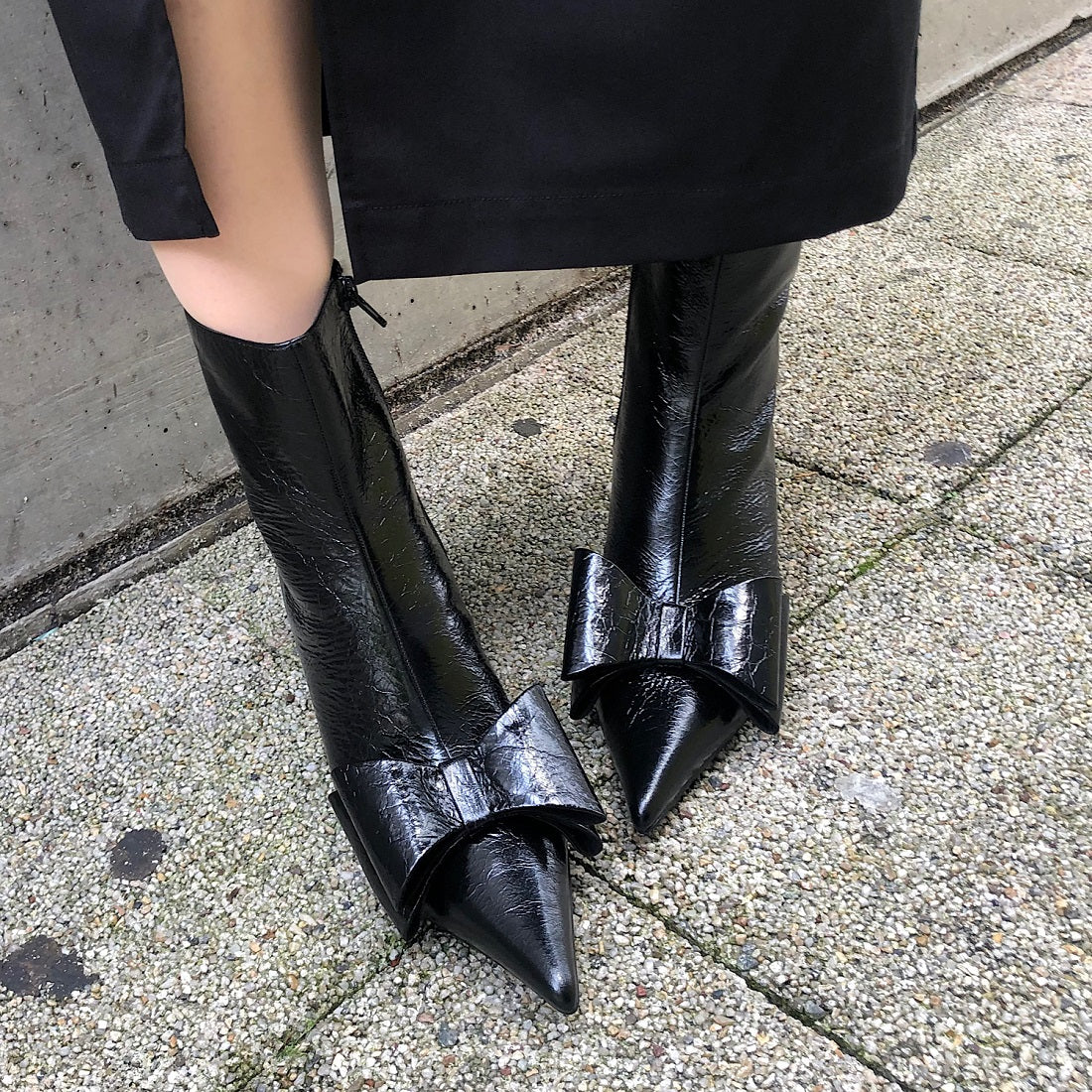 ジェフリーキャンベル Jeffrey Campbell ポインテッドトゥ リボンデザインブーツ （ブラック） ブラック