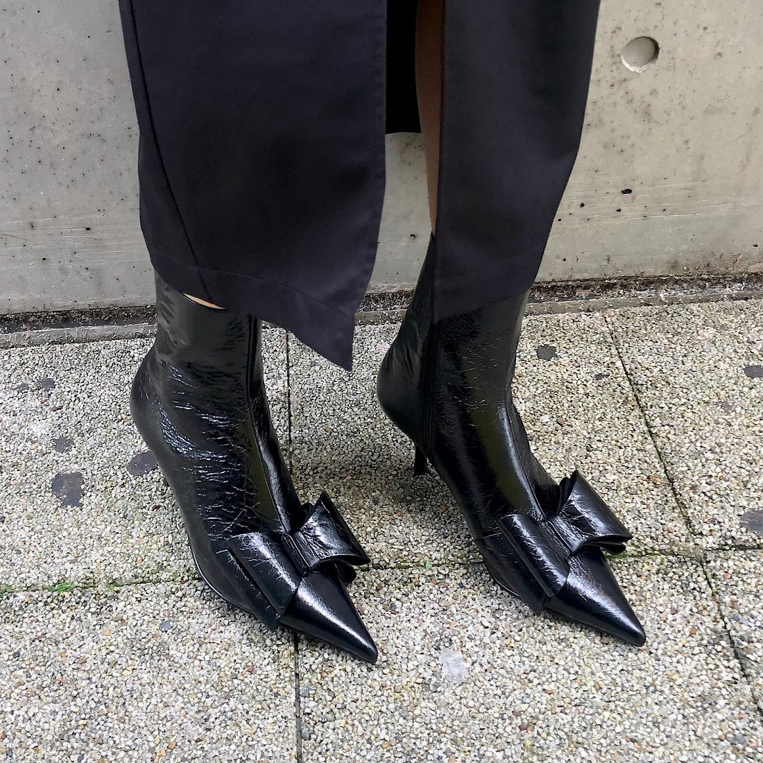 ジェフリーキャンベル Jeffrey Campbell ポインテッドトゥ リボンデザインブーツ （ブラック） ブラック