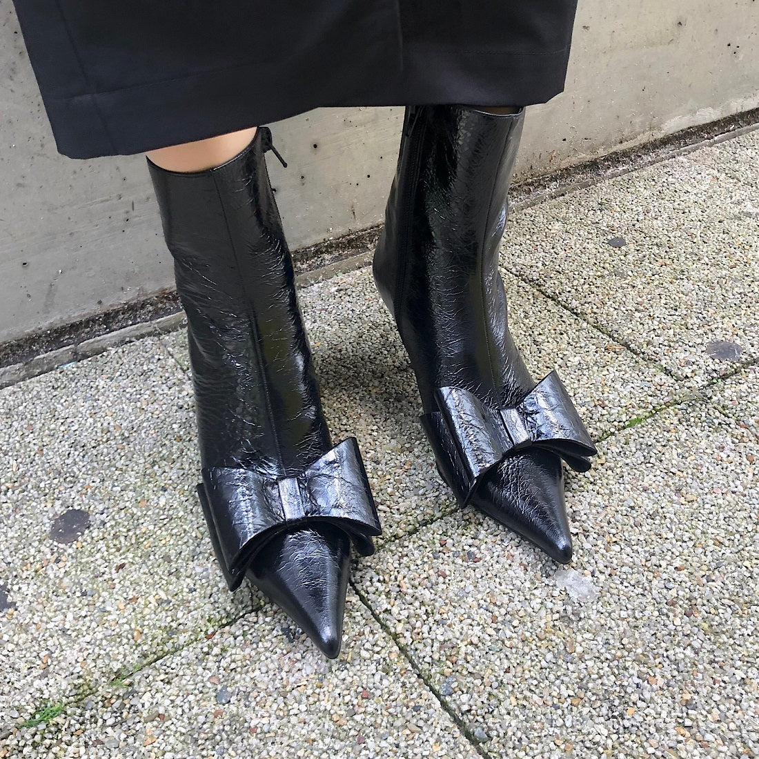 ジェフリーキャンベル Jeffrey Campbell ポインテッドトゥ リボンデザインブーツ （ブラック） ブラック