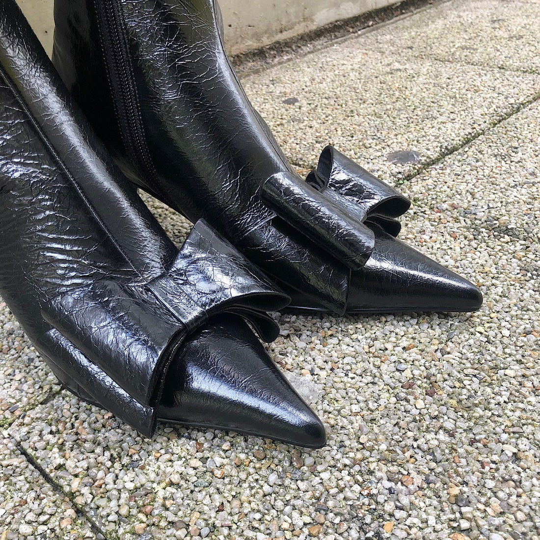 ジェフリーキャンベル Jeffrey Campbell ポインテッドトゥ リボンデザインブーツ （ブラック） ブラック
