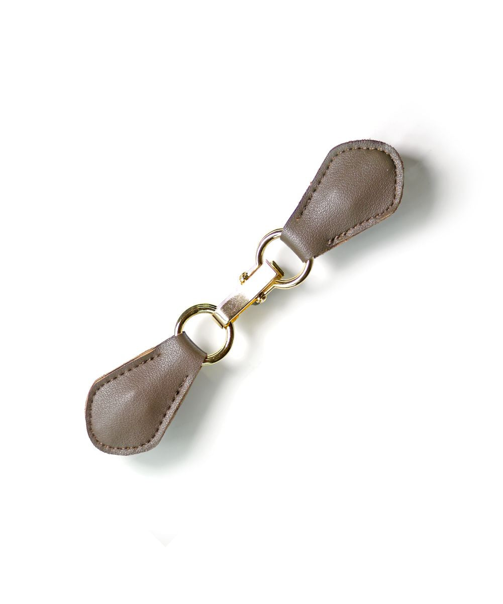 エクレボ exrevo ストールクリップ レザー 革 本革 シンプル ずれない ズレ防止 大判 カーディガン リング ストール クリップ ステッチ カバー付き  秋冬 母の日 ベルト  （E.マグネットグレージュ） E.マグネットグレージュ