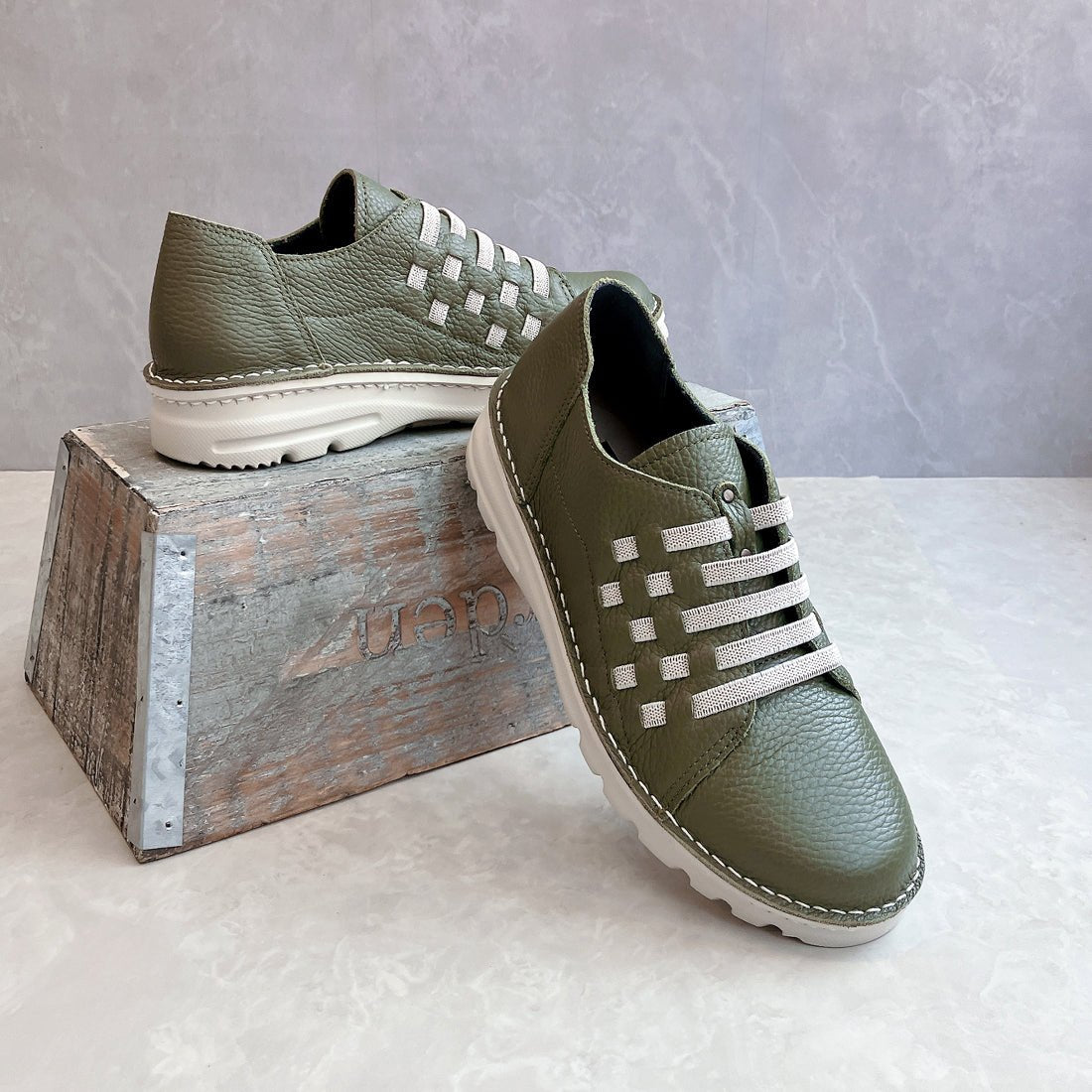 ジェイエス ハートレーベル JS Heartlavel 幅広 ストレッチコードデザイン 軽量レザーシューズ 日本製 （ダークカーキ） ダークカーキ