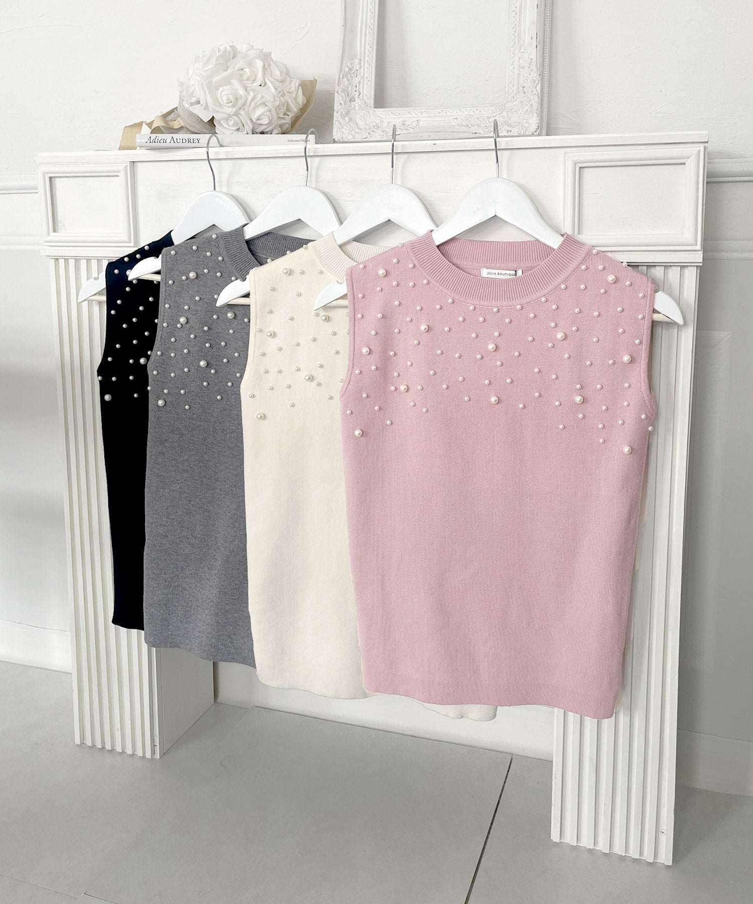 ジュリアブティック JULIA BOUTIQUE パールデコニットトップス [24521 ノースリーブ ミドル丈 Uネック レディース ブラック 黒 グレー ピンク ホワイト 白 ]