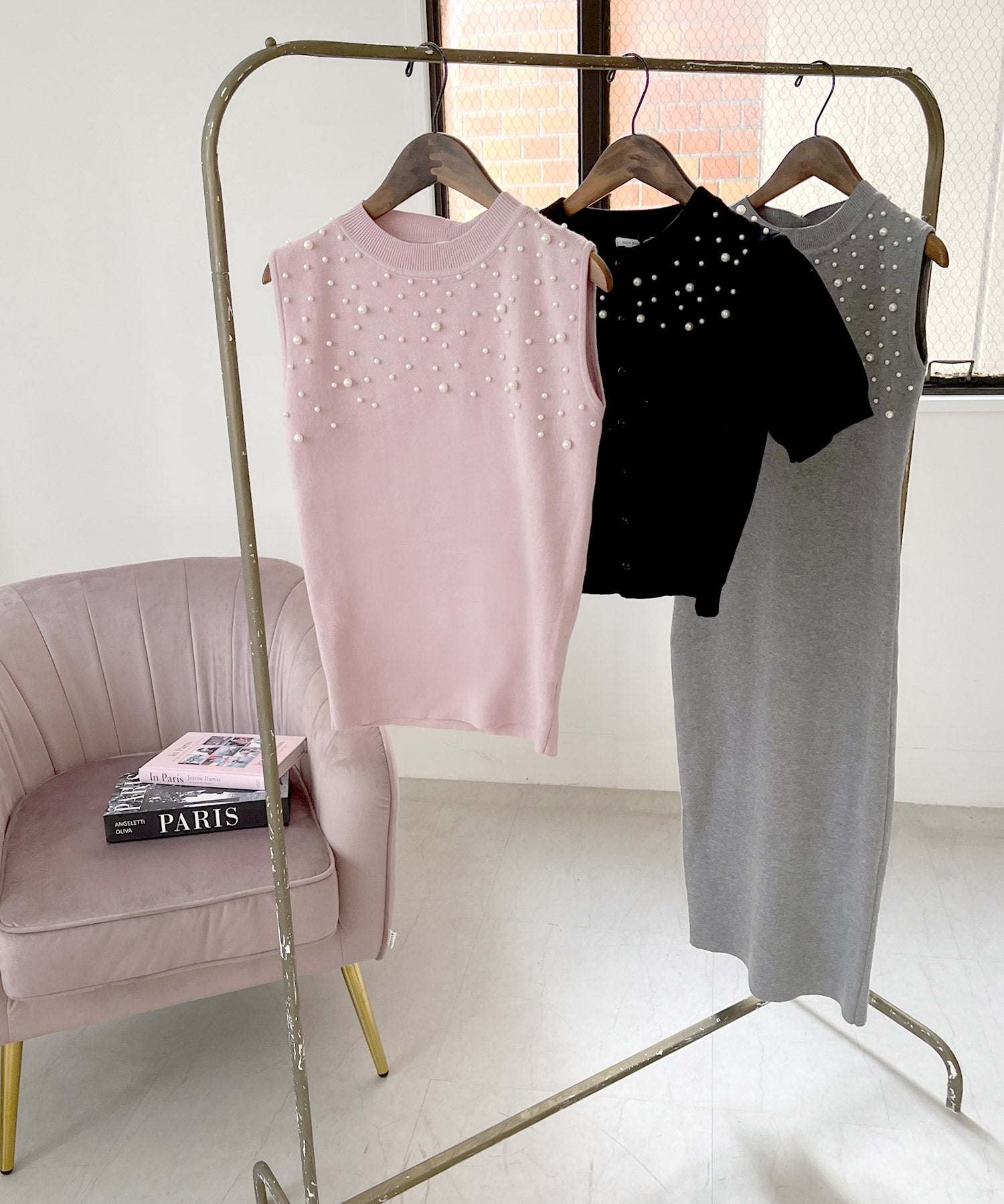 ジュリアブティック JULIA BOUTIQUE パールデコニットトップス [24521 ノースリーブ ミドル丈 Uネック レディース ブラック 黒 グレー ピンク ホワイト 白 ]