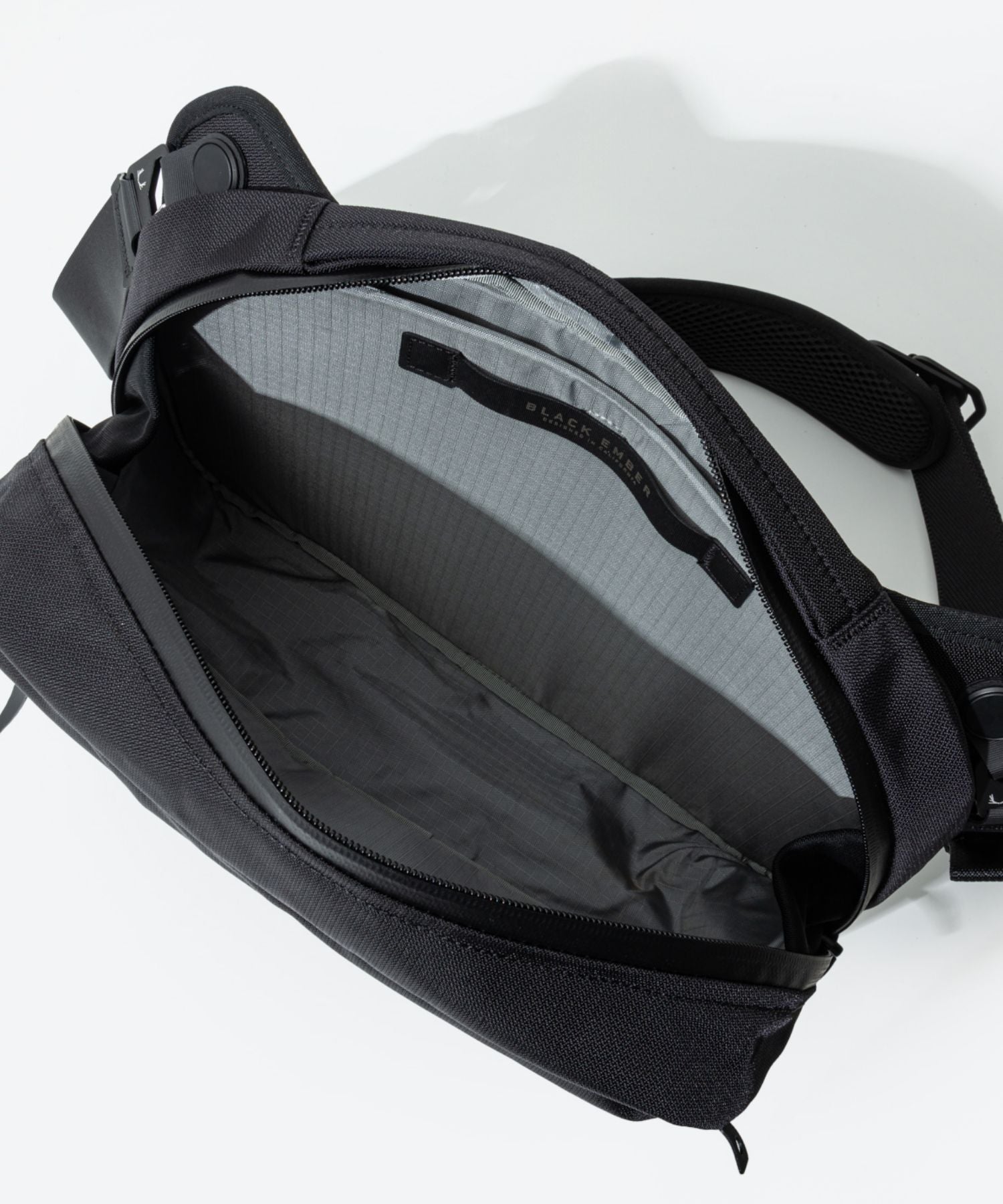 ブラックエンバー BLACK EMBER ブラックエンバー BLACK EMBER GRIP SLING ボディバッグ メンズ バッグ グリップスリング ショルダーバッグ ミニマル 防水 ナイロン ブラック 110005 （ブラック） ブラック
