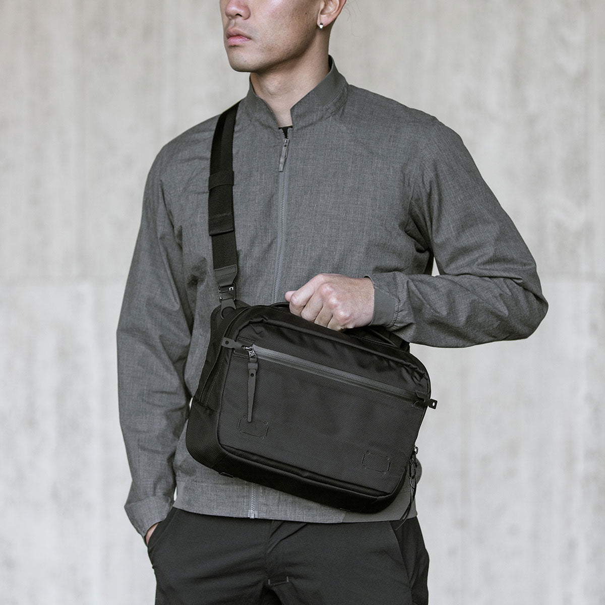 ブラックエンバー BLACK EMBER 日本正規品 ショルダーバッグ メンズ レディース 斜めがけバッグ ブランド 軽量 斜めがけ B4 カメラ バッグ タブレット 8L GRIP SLING 7225010（BLACK） BLACK