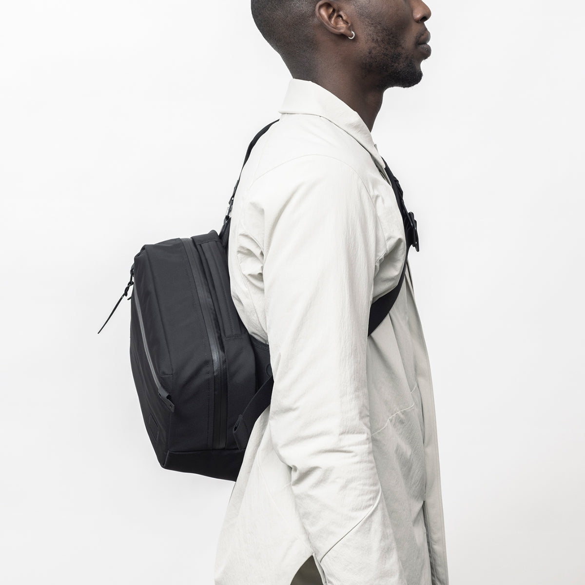 ブラックエンバー BLACK EMBER 日本正規品 ショルダーバッグ メンズ レディース 斜めがけバッグ ブランド 軽量 斜めがけ B4 カメラ バッグ タブレット 8L GRIP SLING 7225010（BLACK） BLACK