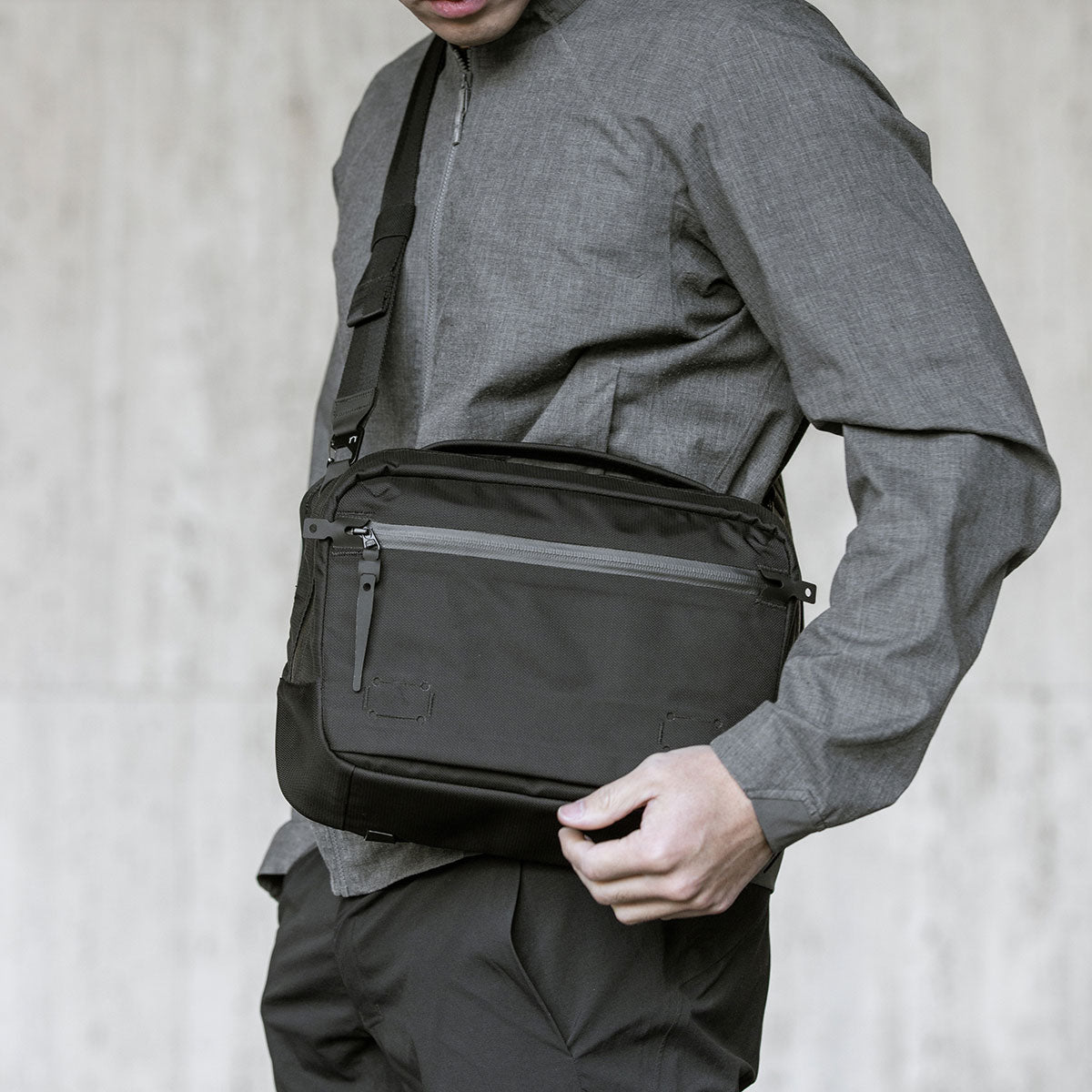 ブラックエンバー BLACK EMBER 日本正規品 ショルダーバッグ メンズ レディース 斜めがけバッグ ブランド 軽量 斜めがけ B4 カメラ バッグ タブレット 8L GRIP SLING 7225010（BLACK） BLACK
