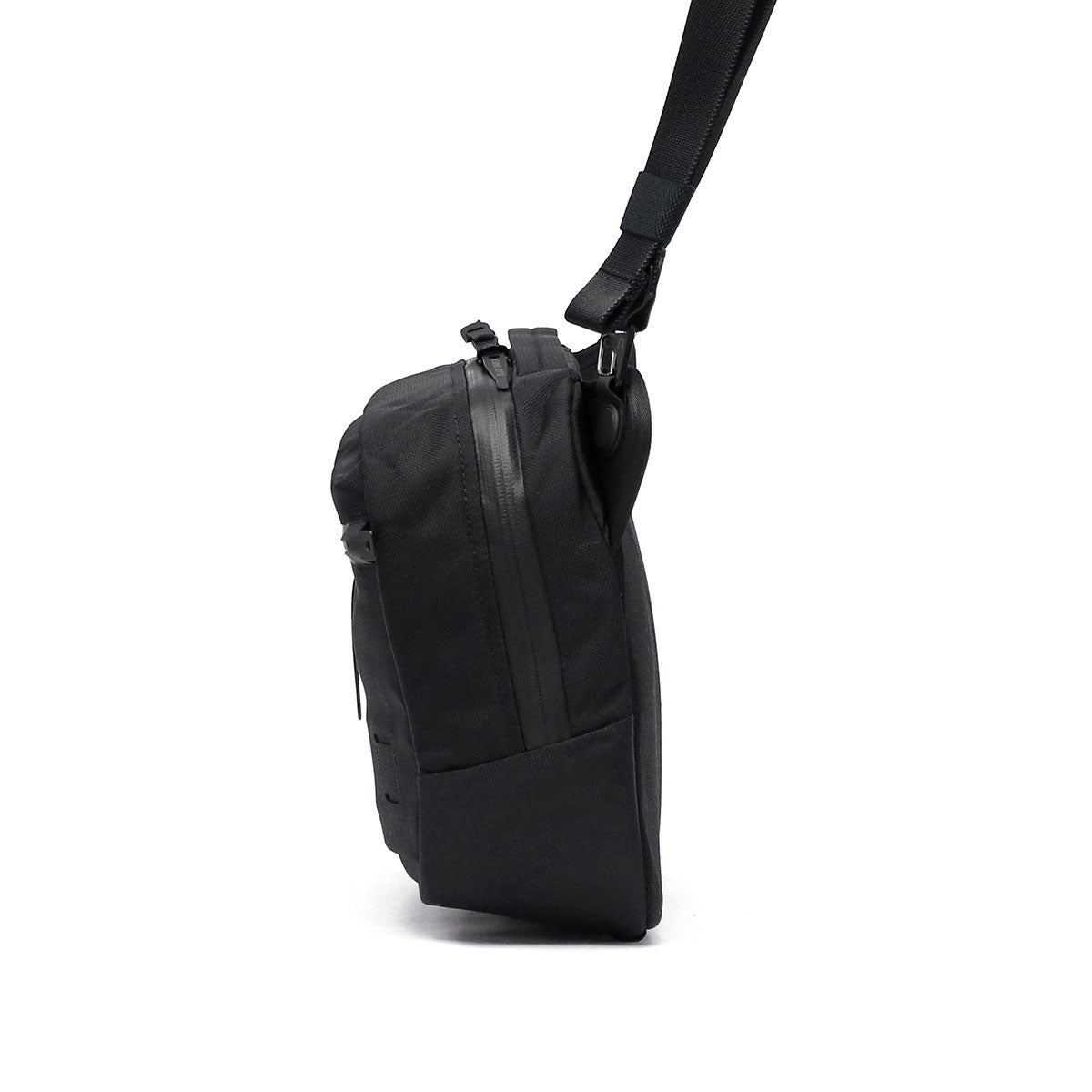 ブラックエンバー BLACK EMBER 日本正規品 ショルダーバッグ メンズ レディース 斜めがけバッグ ブランド 軽量 斜めがけ B4 カメラ バッグ タブレット 8L GRIP SLING 7225010（BLACK） BLACK