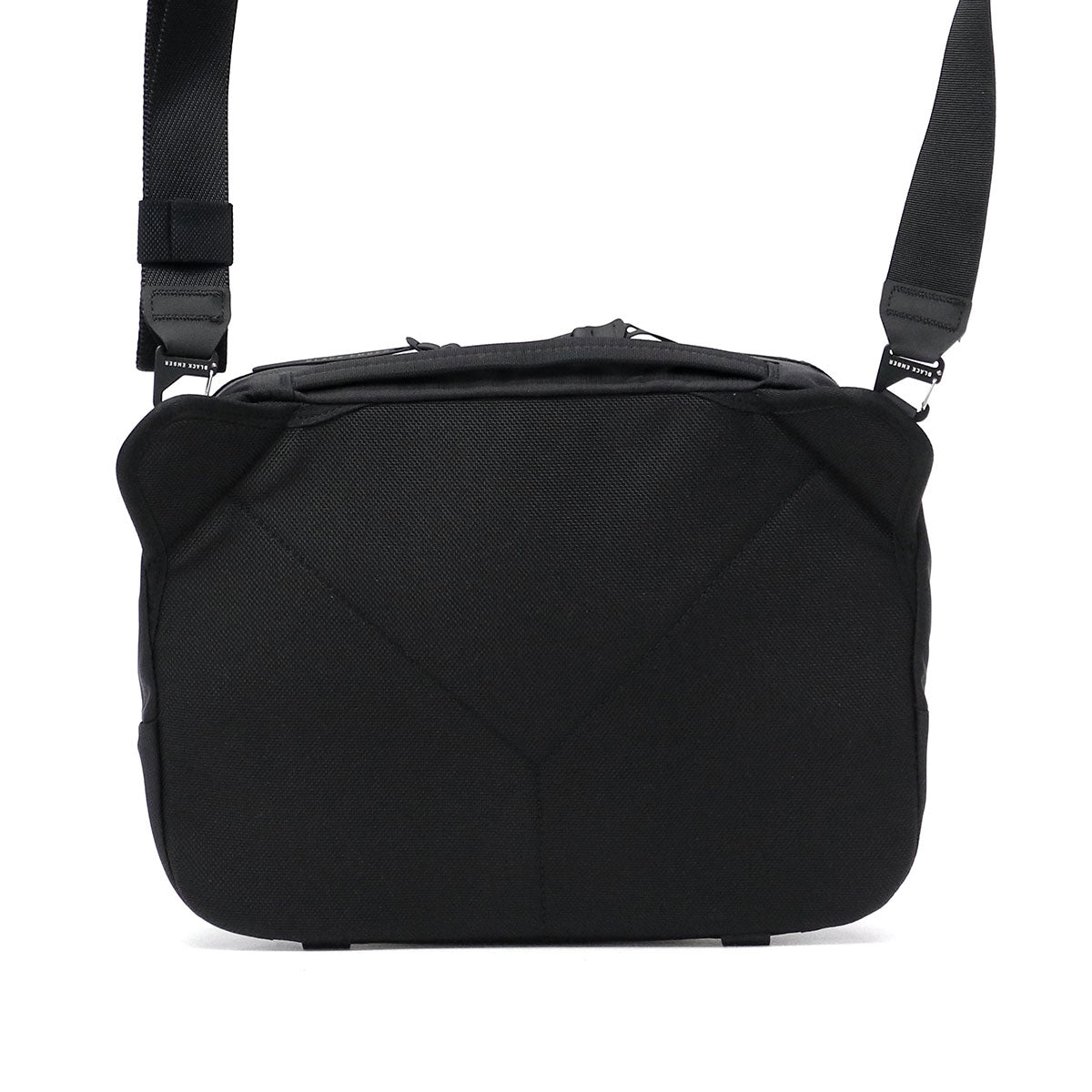ブラックエンバー BLACK EMBER 日本正規品 ショルダーバッグ メンズ レディース 斜めがけバッグ ブランド 軽量 斜めがけ B4 カメラ バッグ タブレット 8L GRIP SLING 7225010（BLACK） BLACK