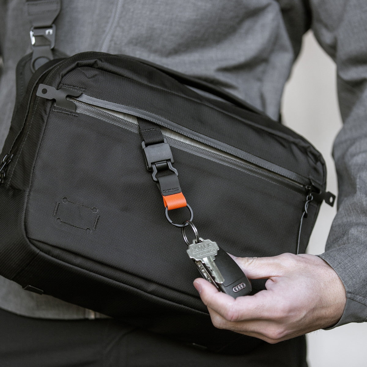 ブラックエンバー BLACK EMBER 日本正規品 ショルダーバッグ メンズ レディース 斜めがけバッグ ブランド 軽量 斜めがけ B4 カメラ バッグ タブレット 8L GRIP SLING 7225010（BLACK） BLACK