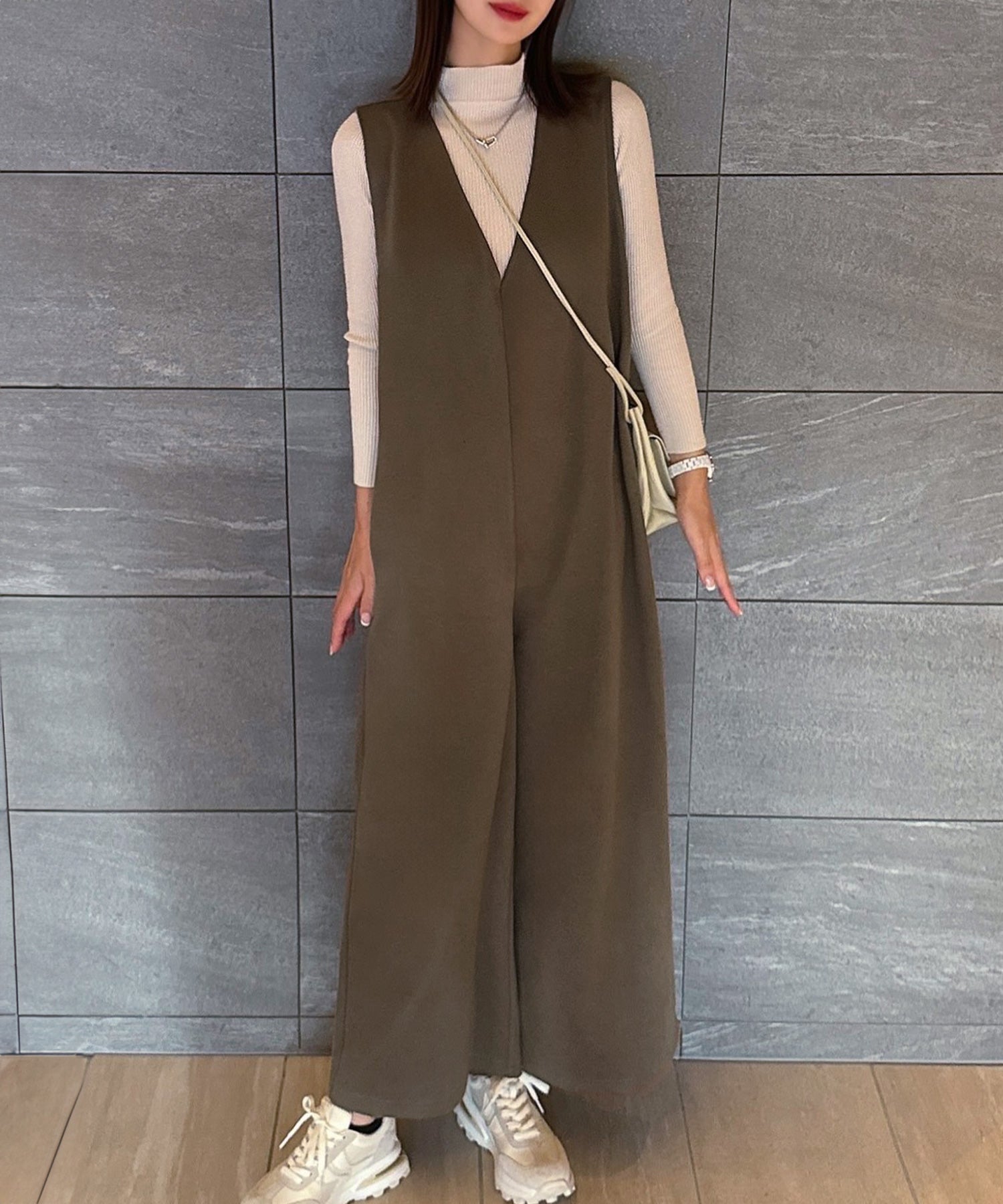 ジュノア JUNOAH Vネックオールインワン,グレージュ