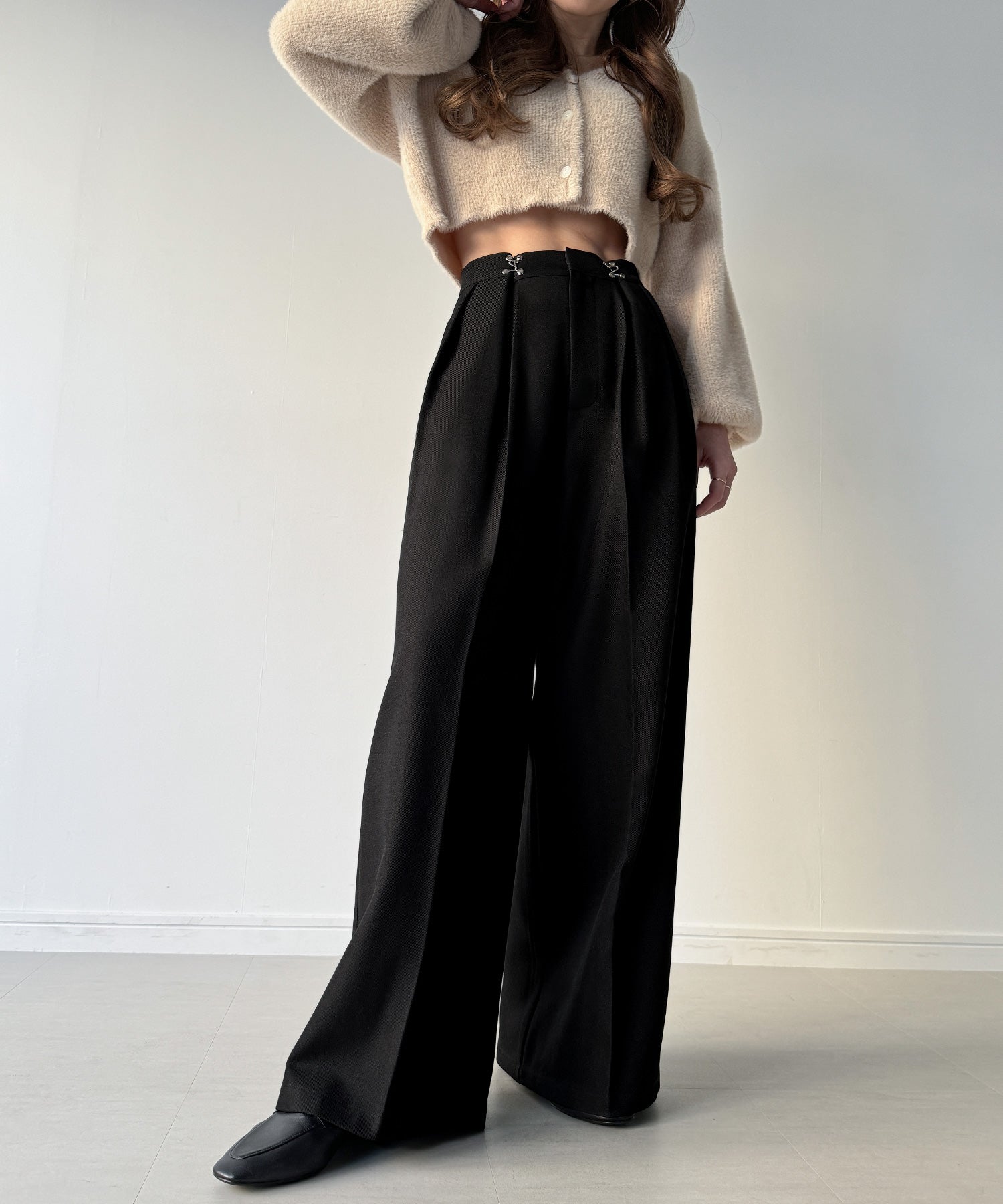 JUNOAH JUNOAH 腰扣摺寬鬆褲