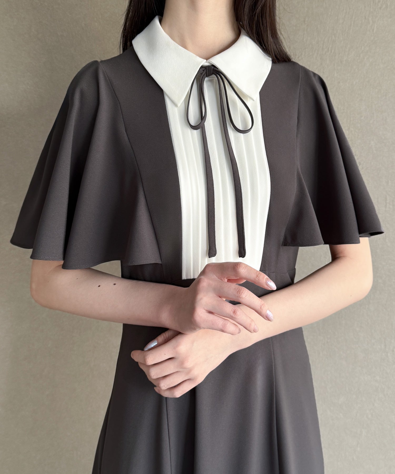 ジュノア JUNOAH バイカラーピンタックセミフレアワンピース （チャコール） チャコール