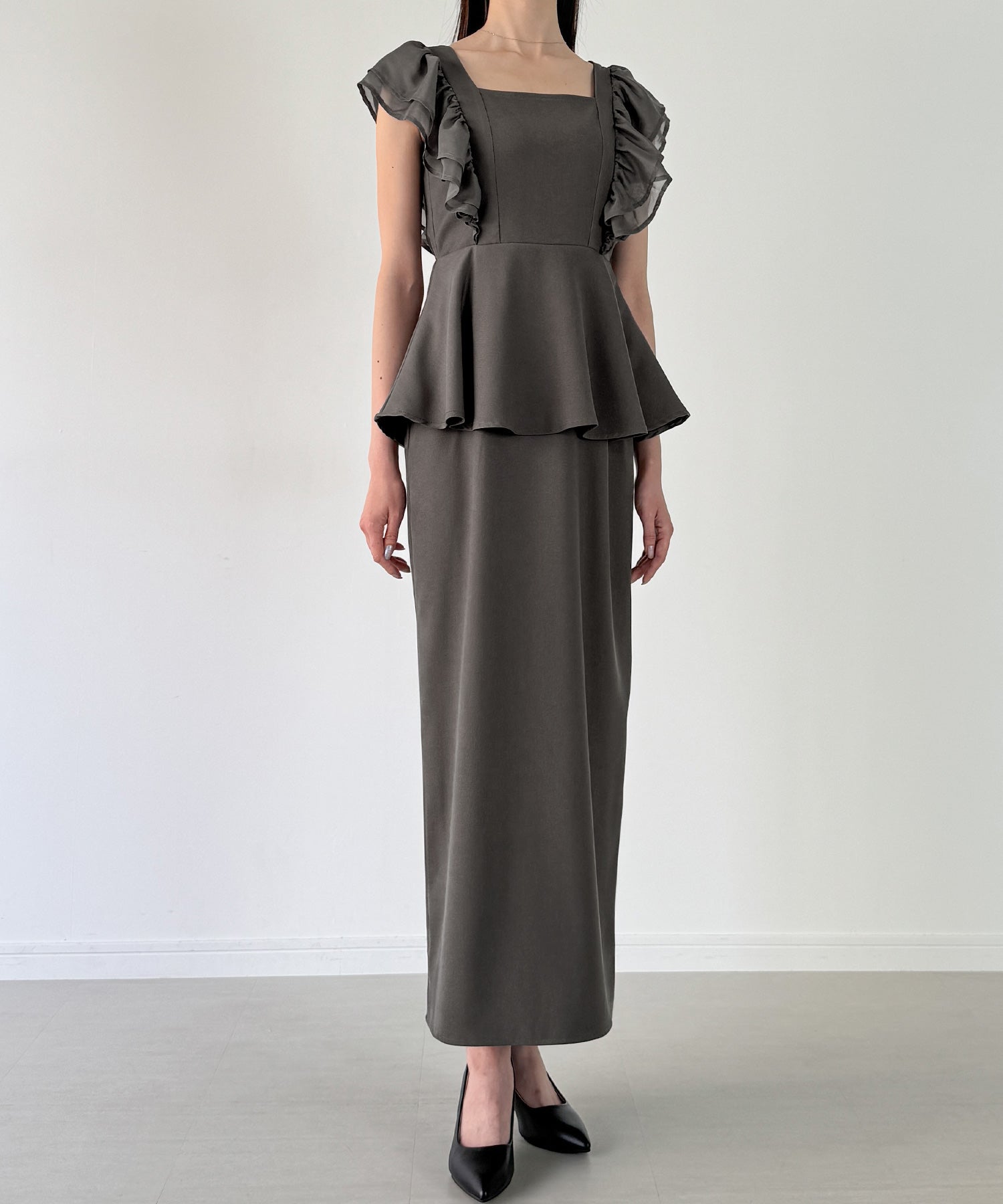 ジュノア JUNOAH バックリボンフリルタイトワンピース （チャコール） チャコール