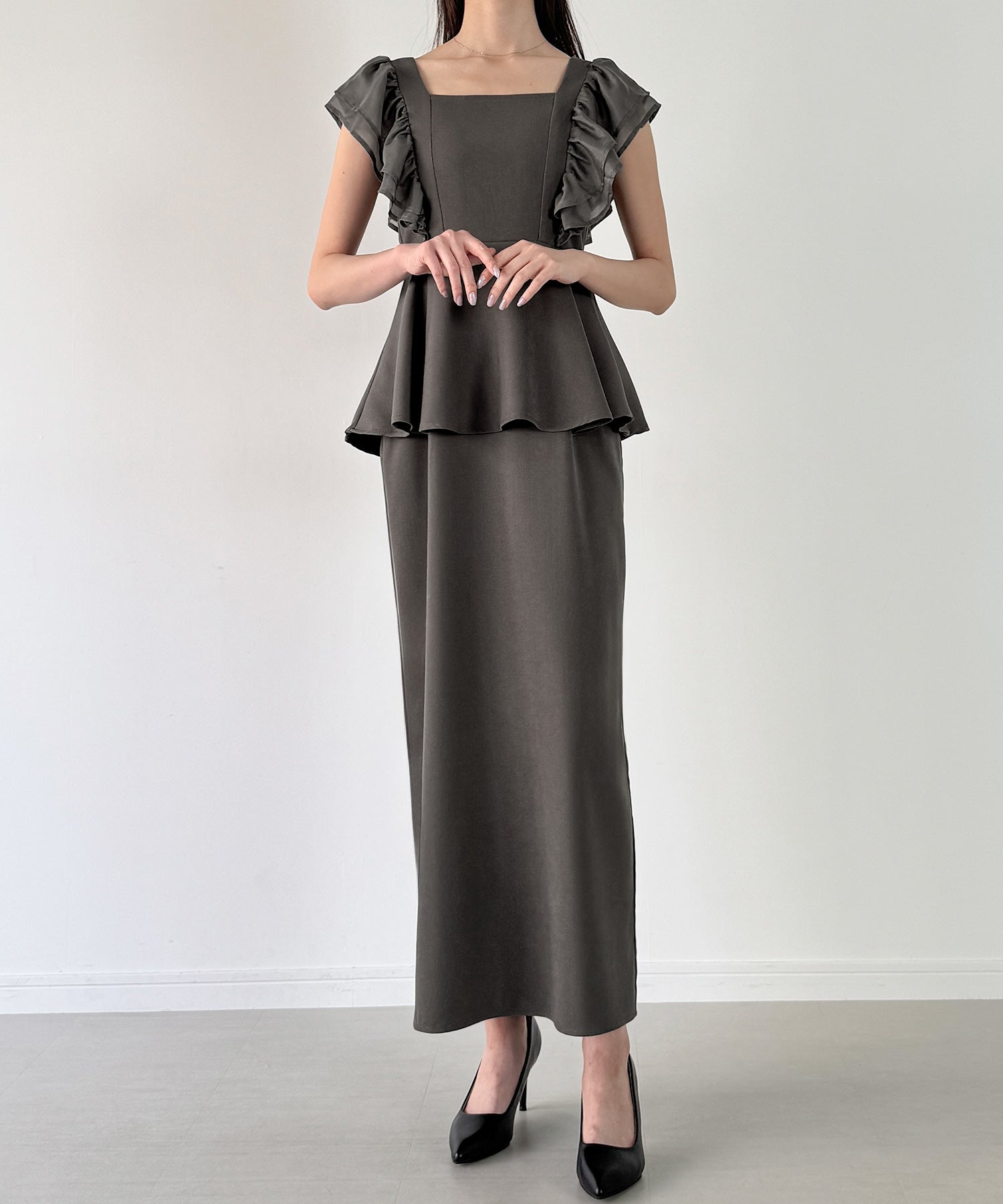 ジュノア JUNOAH バックリボンフリルタイトワンピース （チャコール） チャコール