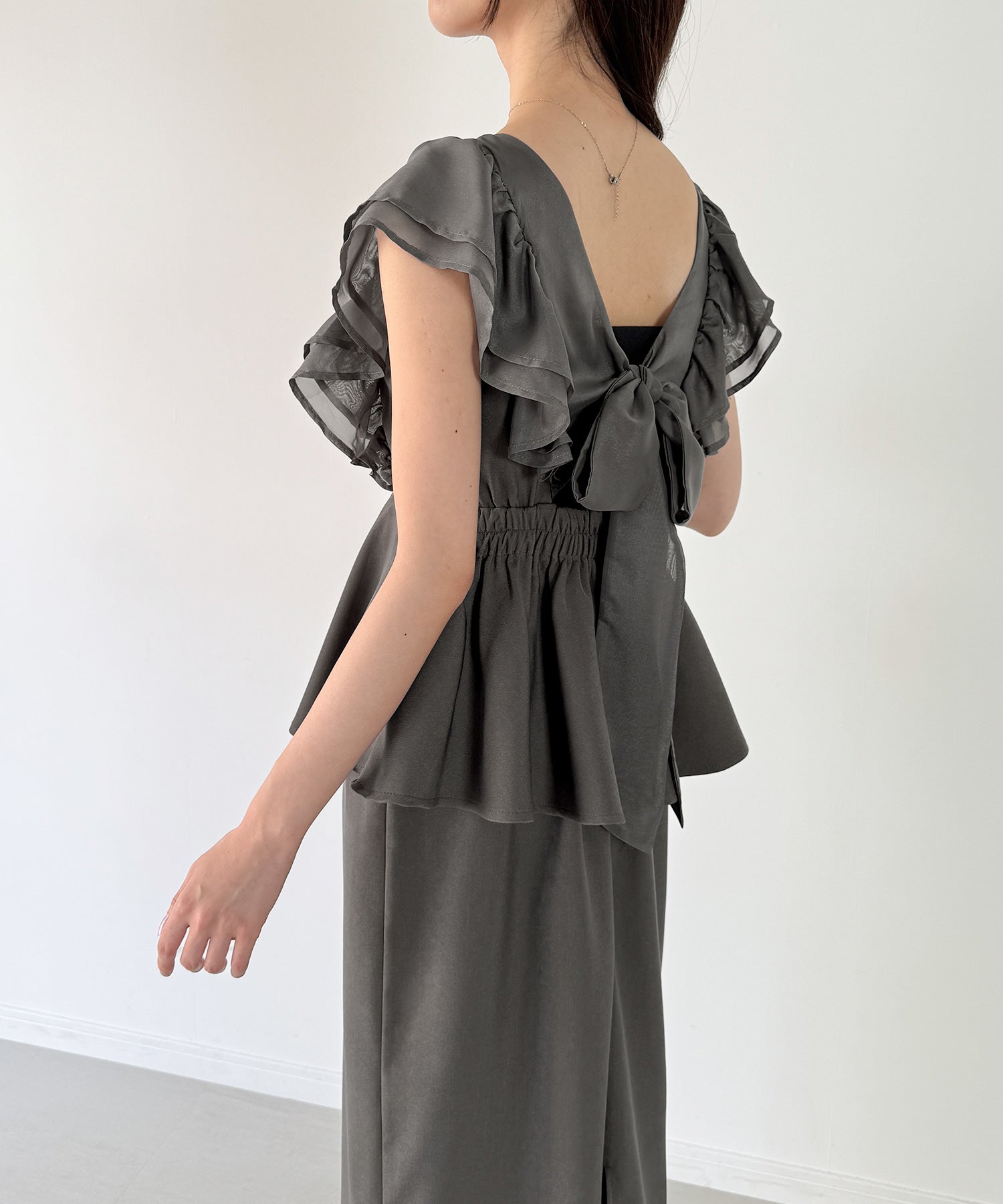 ジュノア JUNOAH バックリボンフリルタイトワンピース （チャコール） チャコール